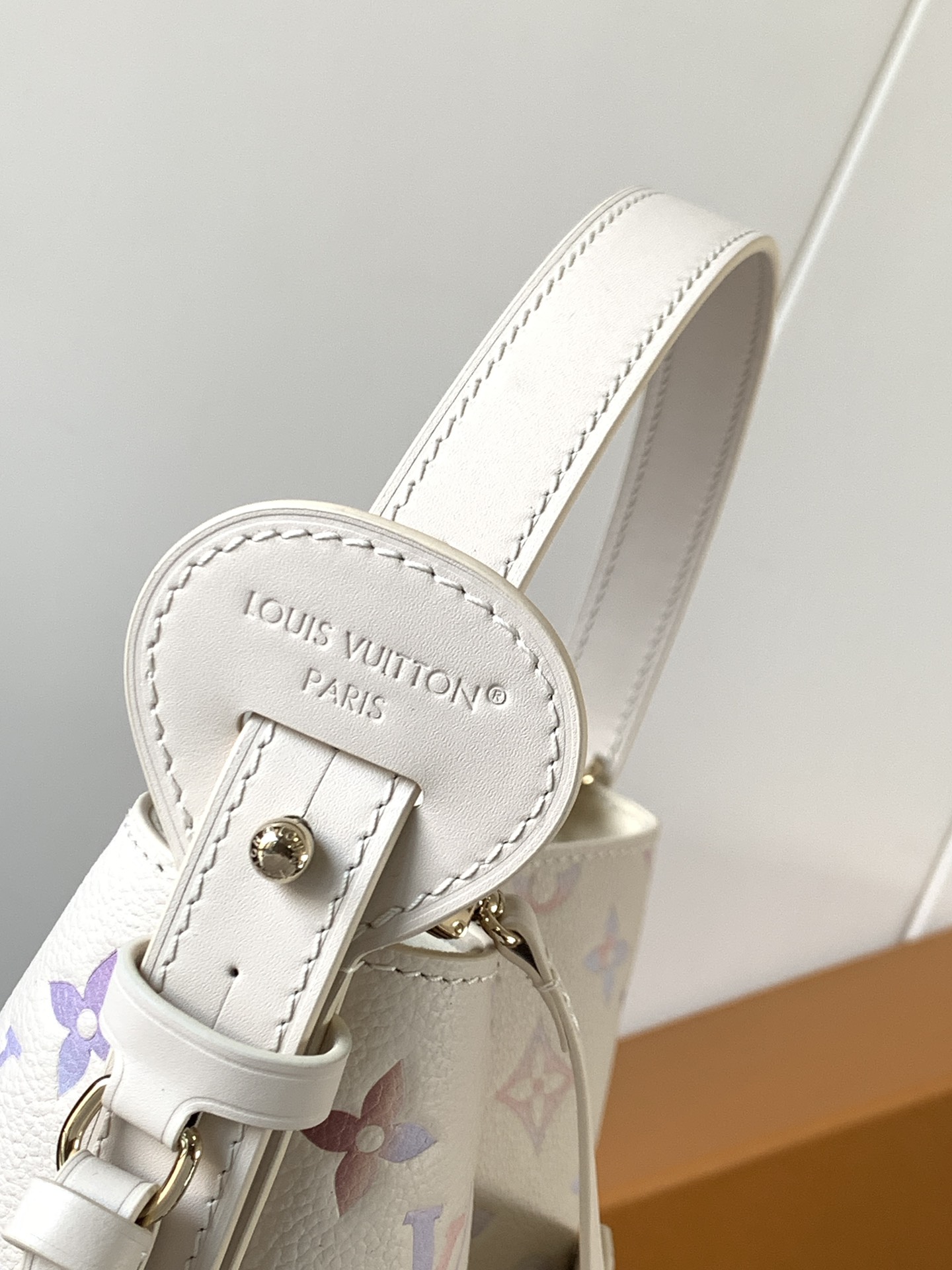 LV高仿白底彩Monogram水桶包 小型手提斜背款 夏日百搭風｜歐美奢侈品精品推薦