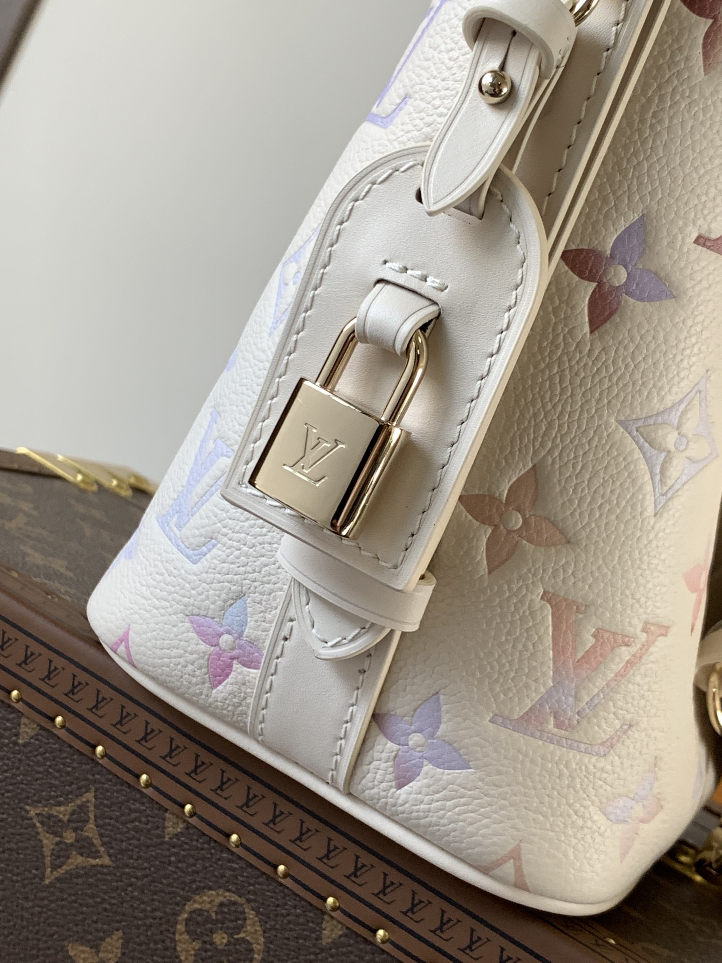 LV高仿白底彩Monogram水桶包 小型手提斜背款 夏日百搭風｜歐美奢侈品精品推薦