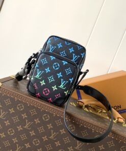 LV高仿男款迷你手機包 彩色Monogram斜背設計 潮流實用款