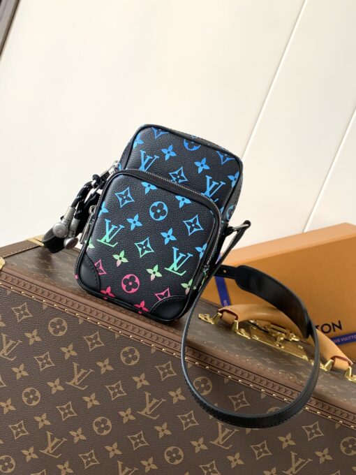 LV高仿男款迷你手機包 彩色Monogram斜背設計 潮流實用款