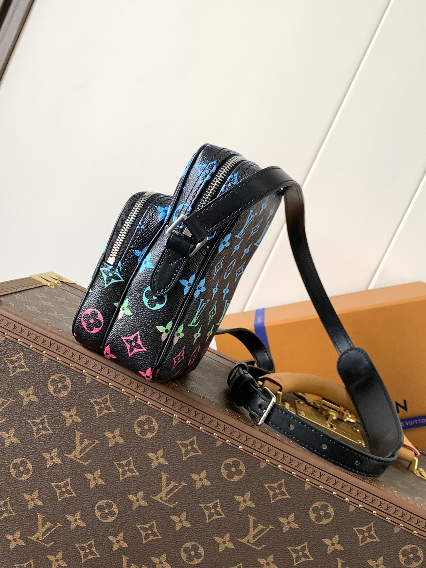 LV高仿男款迷你手機包 彩色Monogram斜背設計 潮流實用款｜歐美奢侈品精品推薦