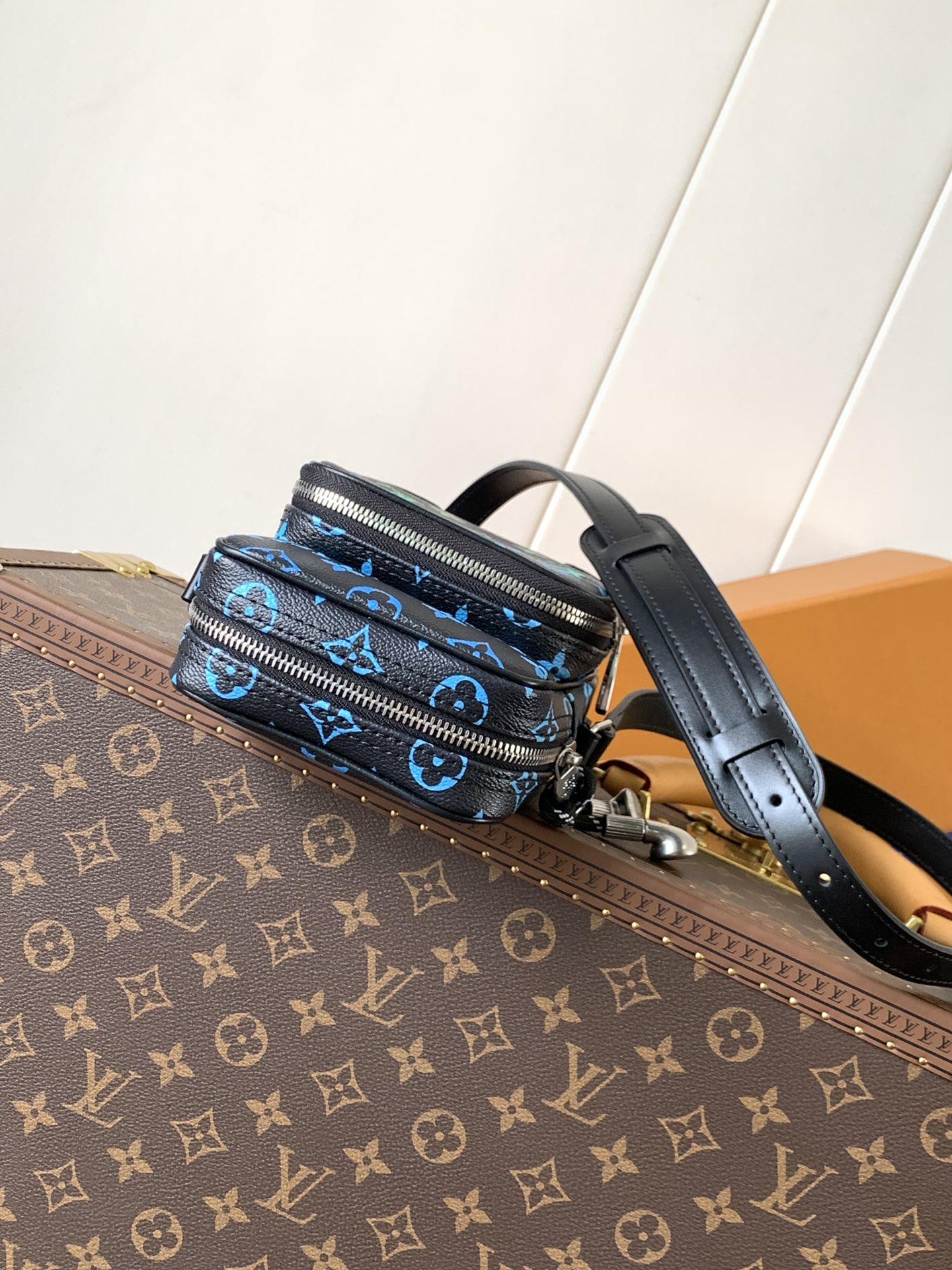 LV高仿男款迷你手機包 彩色Monogram斜背設計 潮流實用款｜歐美奢侈品精品推薦
