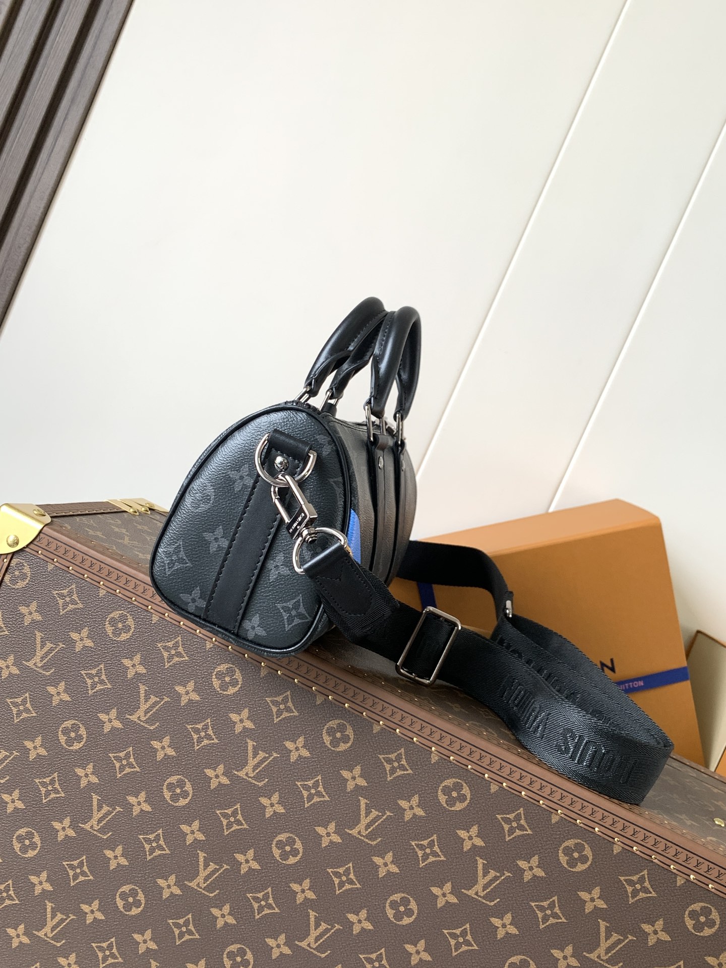 LV高仿黑Monogram Speedy男款包 徽章設計帆布手提斜背兩用｜歐美奢侈品精品推薦