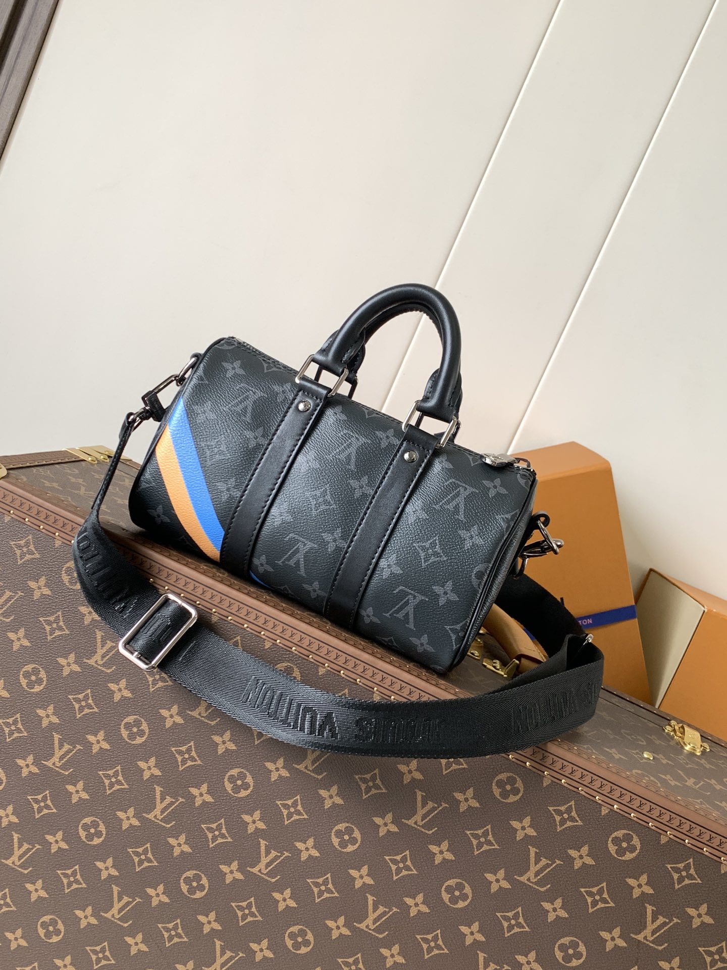 LV高仿黑Monogram Speedy男款包 徽章設計帆布手提斜背兩用｜歐美奢侈品精品推薦