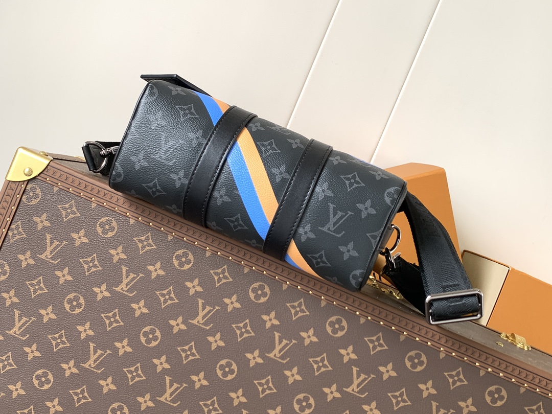 LV高仿黑Monogram Speedy男款包 徽章設計帆布手提斜背兩用｜歐美奢侈品精品推薦
