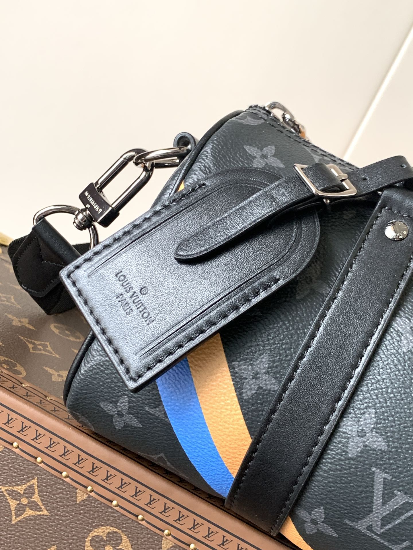 LV高仿黑Monogram Speedy男款包 徽章設計帆布手提斜背兩用｜歐美奢侈品精品推薦