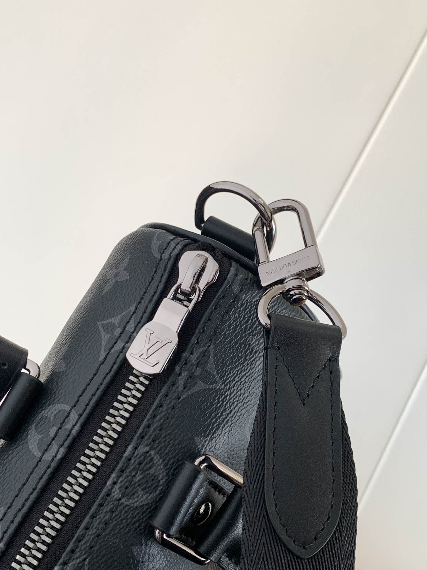 LV高仿黑Monogram Speedy男款包 徽章設計帆布手提斜背兩用｜歐美奢侈品精品推薦