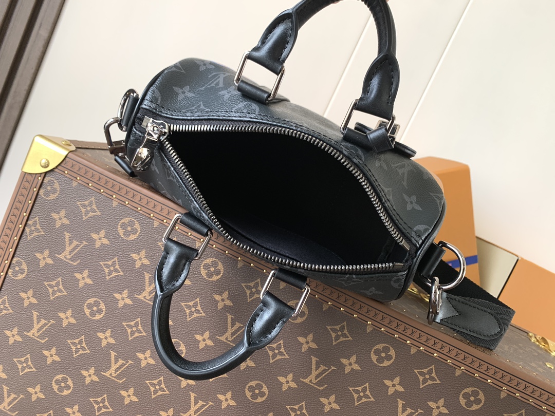 LV高仿黑Monogram Speedy男款包 徽章設計帆布手提斜背兩用｜歐美奢侈品精品推薦