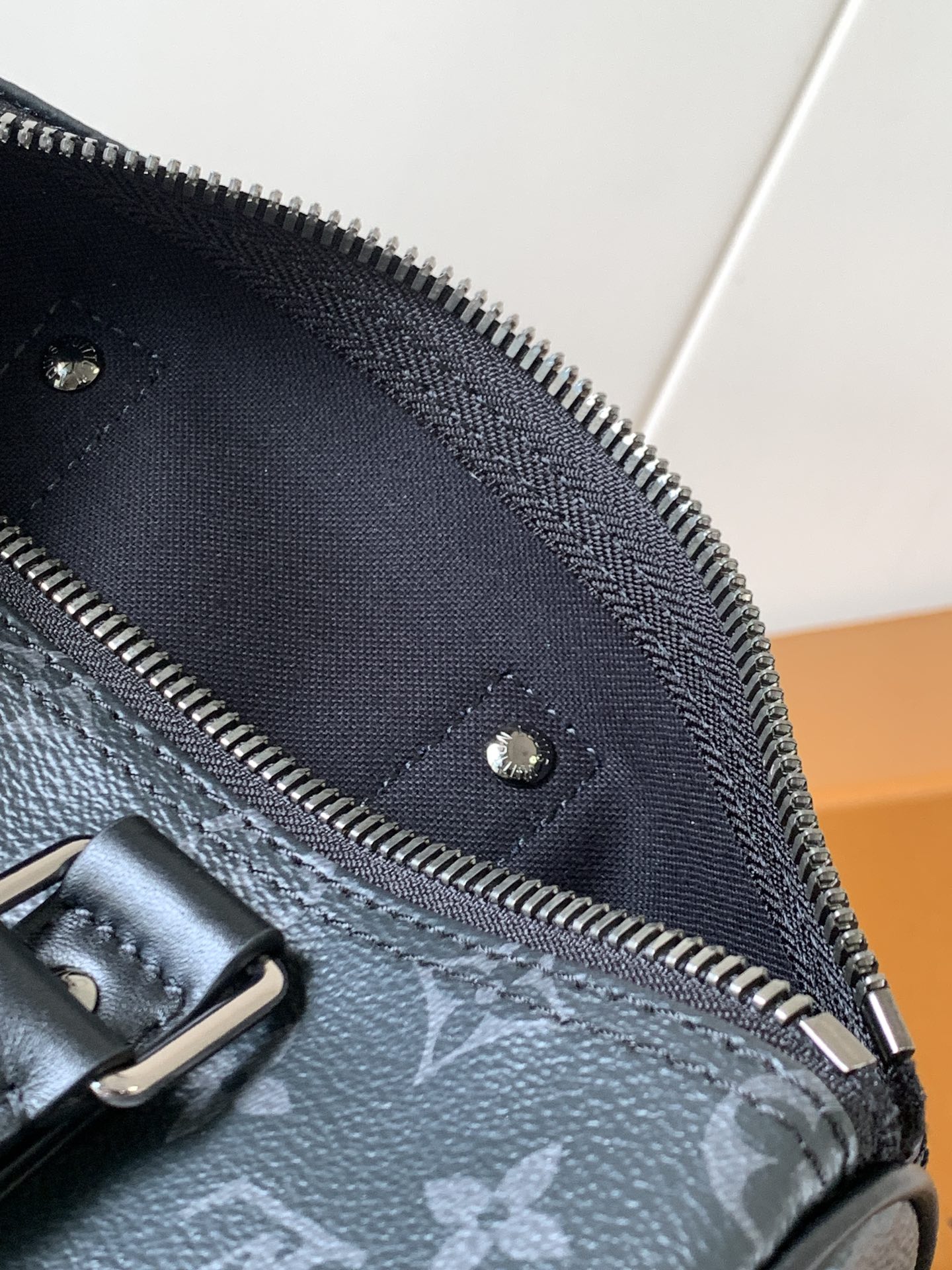 LV高仿黑Monogram Speedy男款包 徽章設計帆布手提斜背兩用｜歐美奢侈品精品推薦