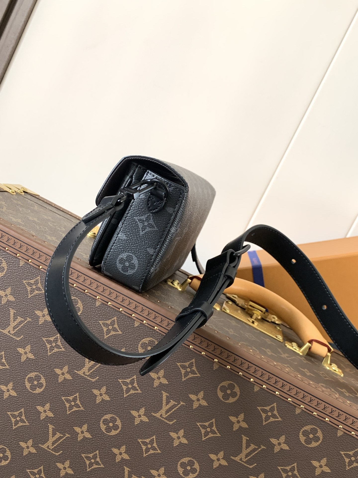 LV高仿男款信差包 Eclipse黑色斜背設計 郵差風日常百搭｜歐美奢侈品精品推薦