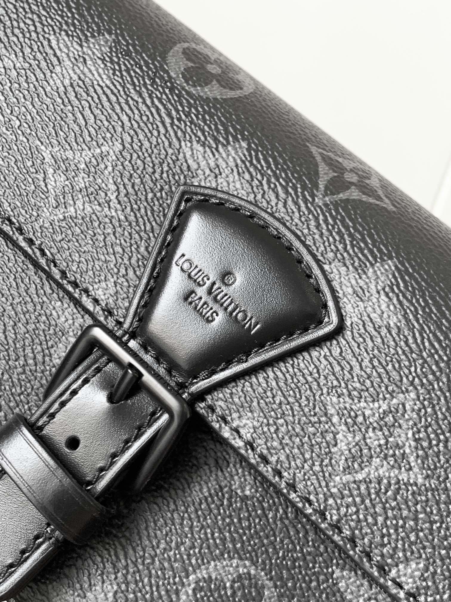 LV高仿男款信差包 Eclipse黑色斜背設計 郵差風日常百搭｜歐美奢侈品精品推薦