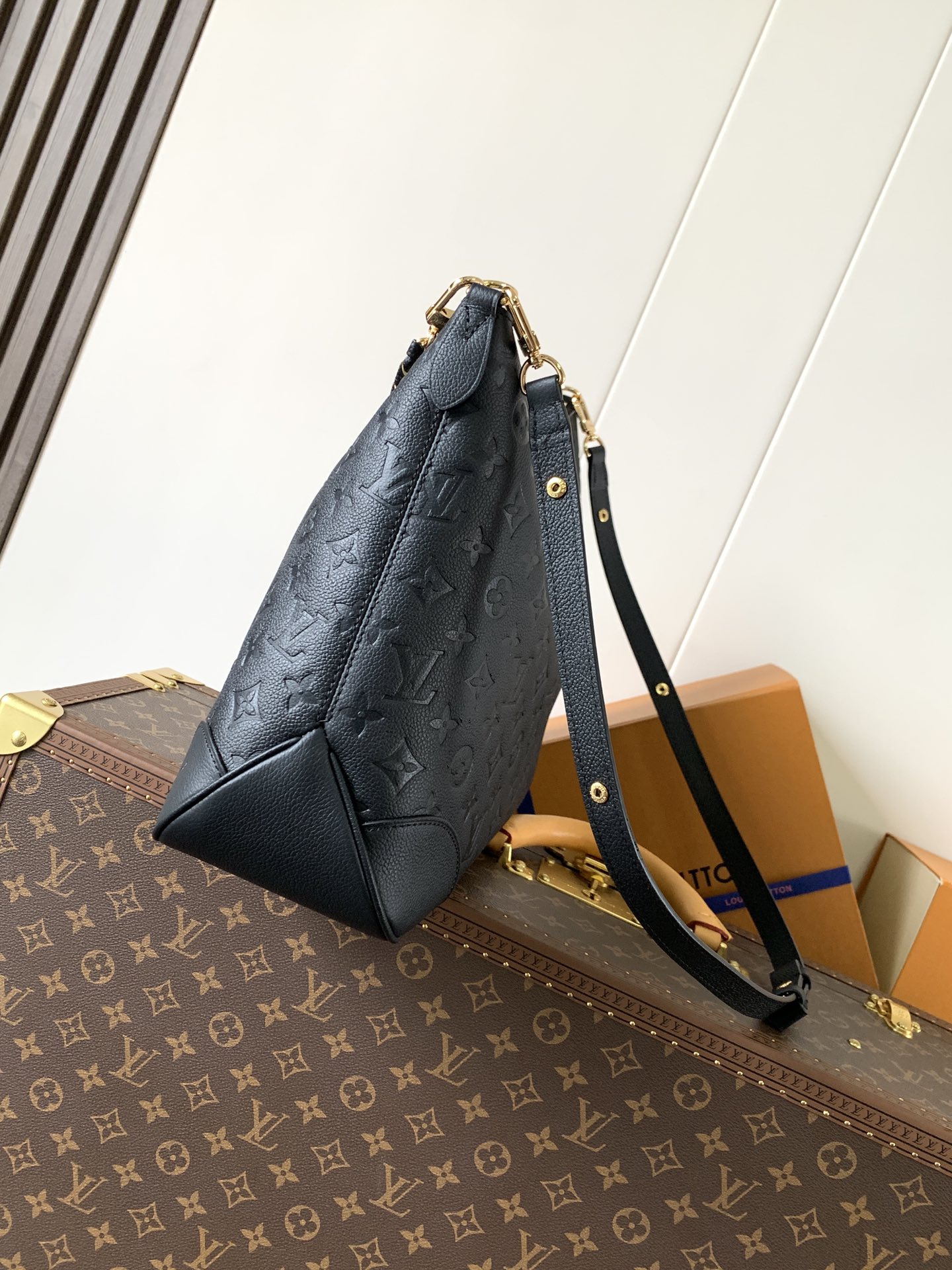 LV高仿黑色Loop Hobo腋下包 壓紋皮革金鏈肩背 都會時尚款｜歐美奢侈品精品推薦