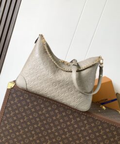 LV高仿奶茶色Loop Hobo腋下包 金鍊條優雅女款 柔色壓紋設計