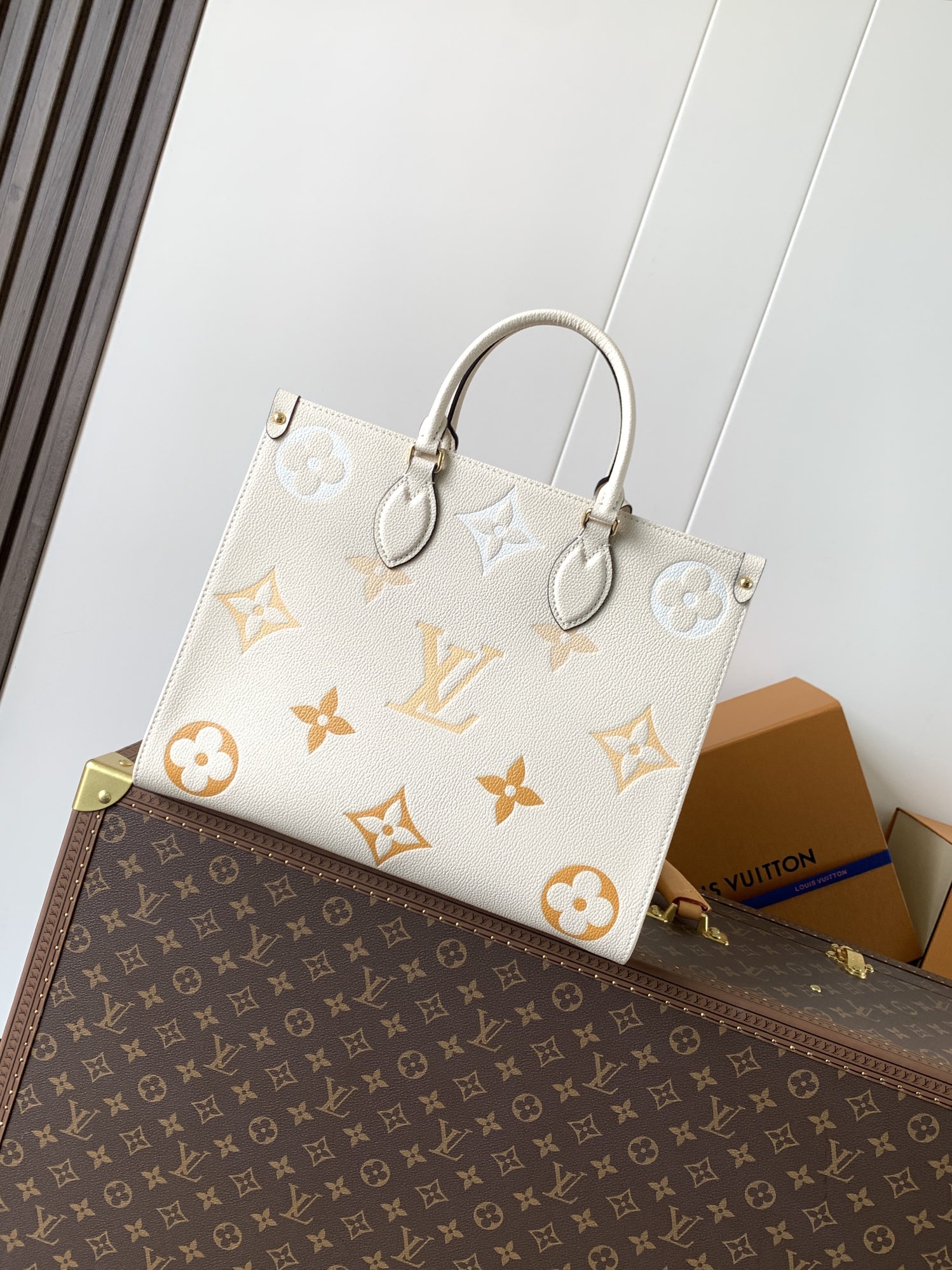 LV高仿OnTheGo中號托特包 夏日白底黃灰Monogram 附吊飾清新款｜歐美奢侈品精品推薦