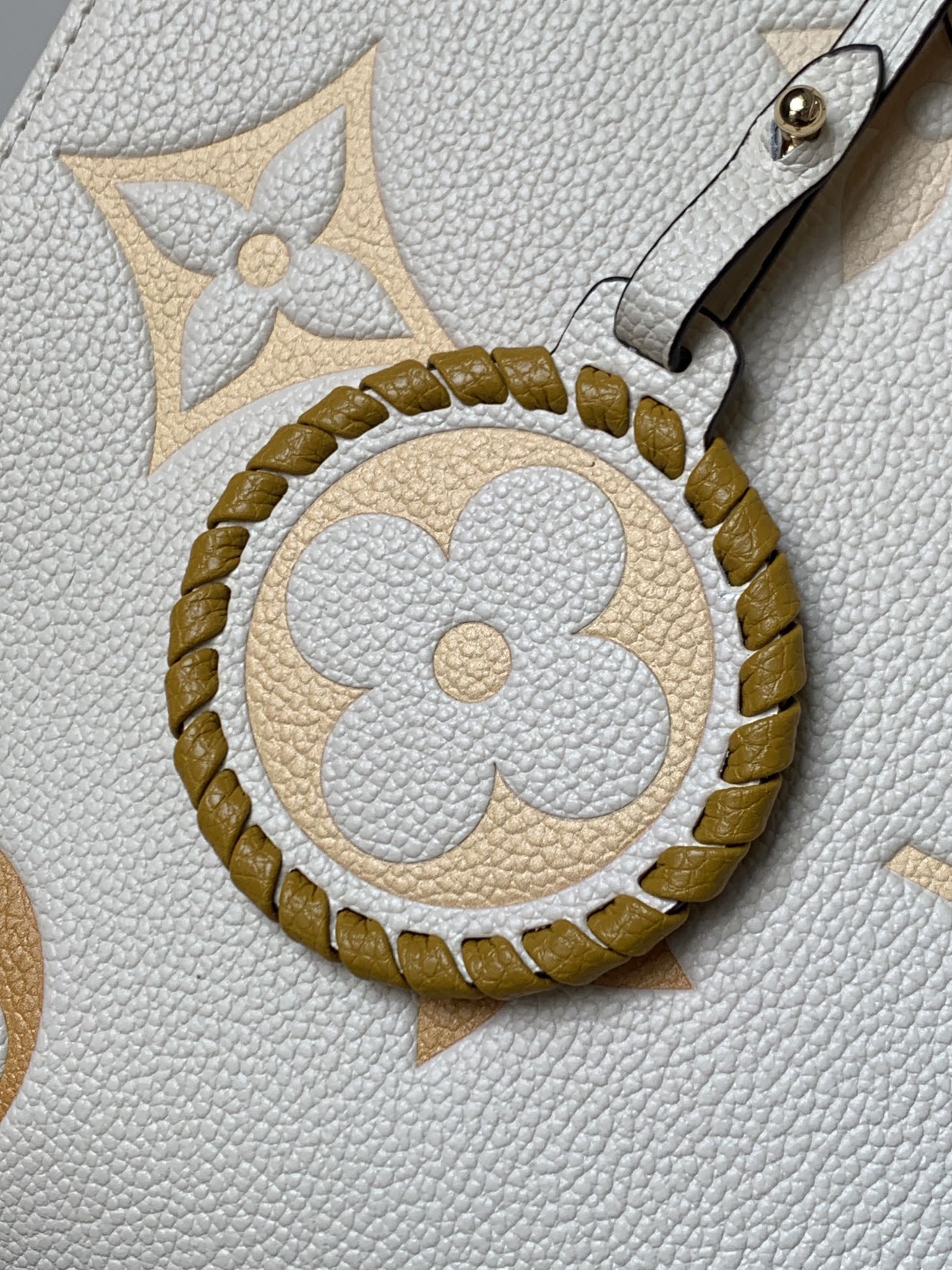 LV高仿OnTheGo中號托特包 夏日白底黃灰Monogram 附吊飾清新款｜歐美奢侈品精品推薦