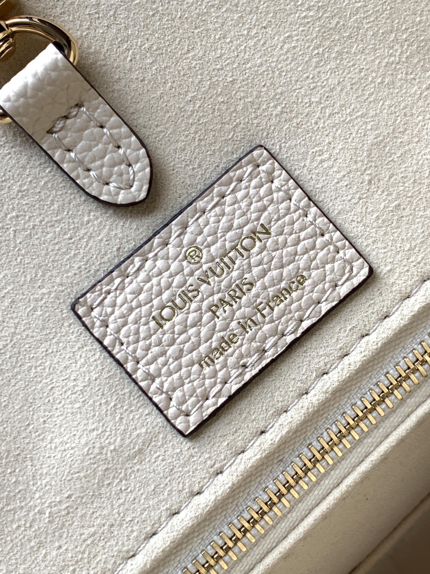 LV高仿OnTheGo中號托特包 夏日白底黃灰Monogram 附吊飾清新款｜歐美奢侈品精品推薦