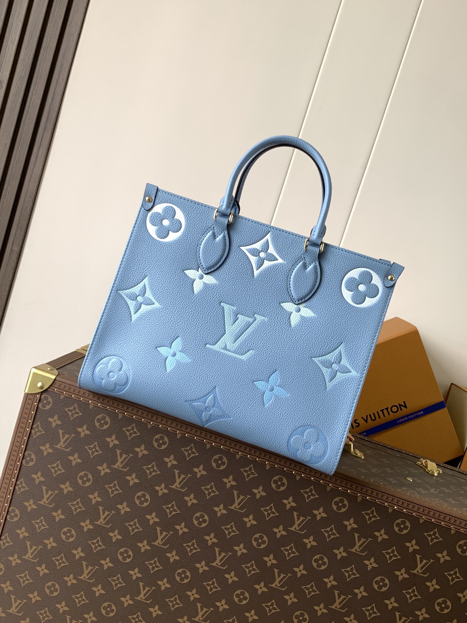LV高仿OnTheGo中號托特包 天藍壓花皮革 白藍Monogram夏日款｜歐美奢侈品精品推薦