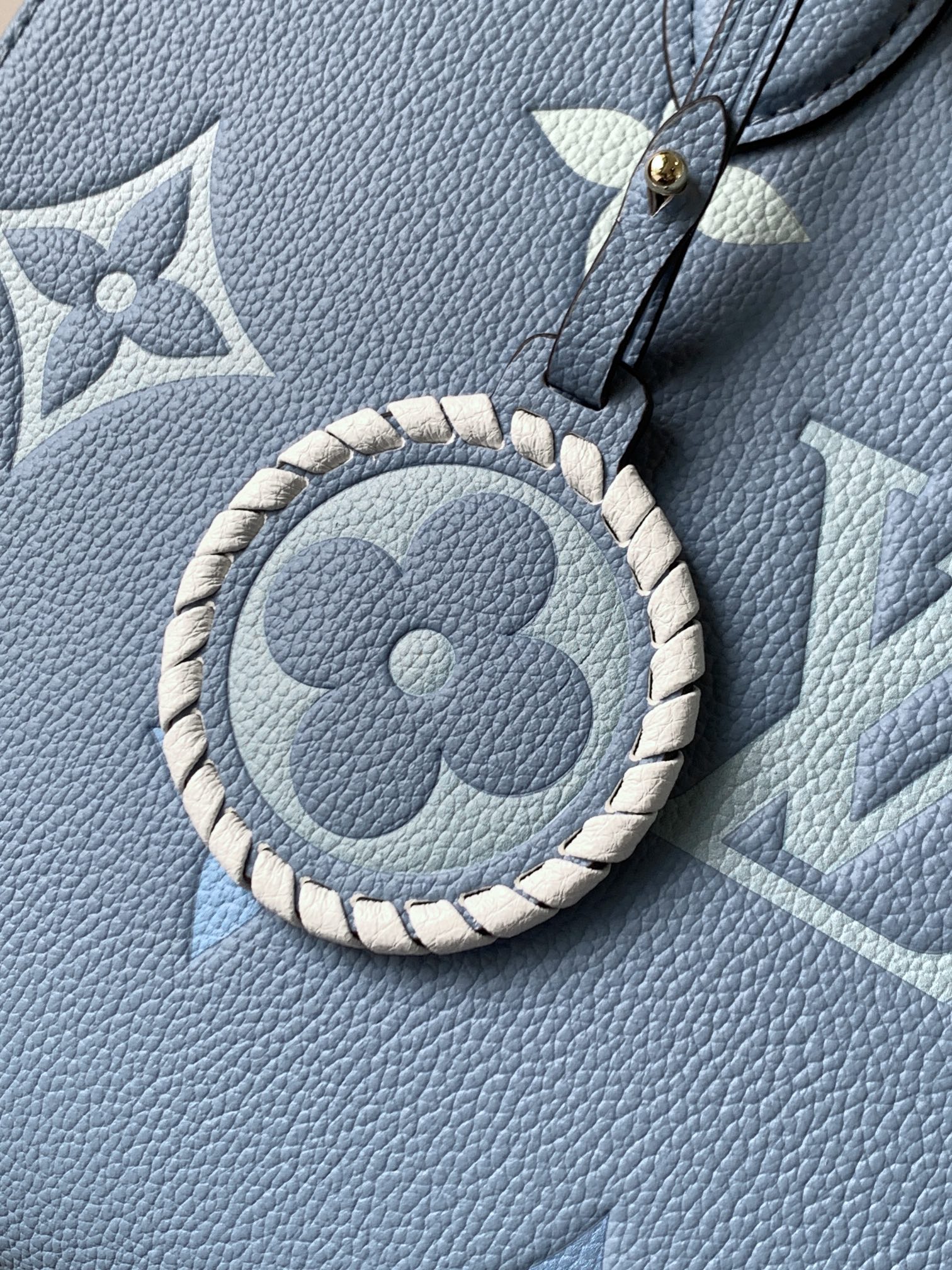 LV高仿OnTheGo中號托特包 天藍壓花皮革 白藍Monogram夏日款｜歐美奢侈品精品推薦