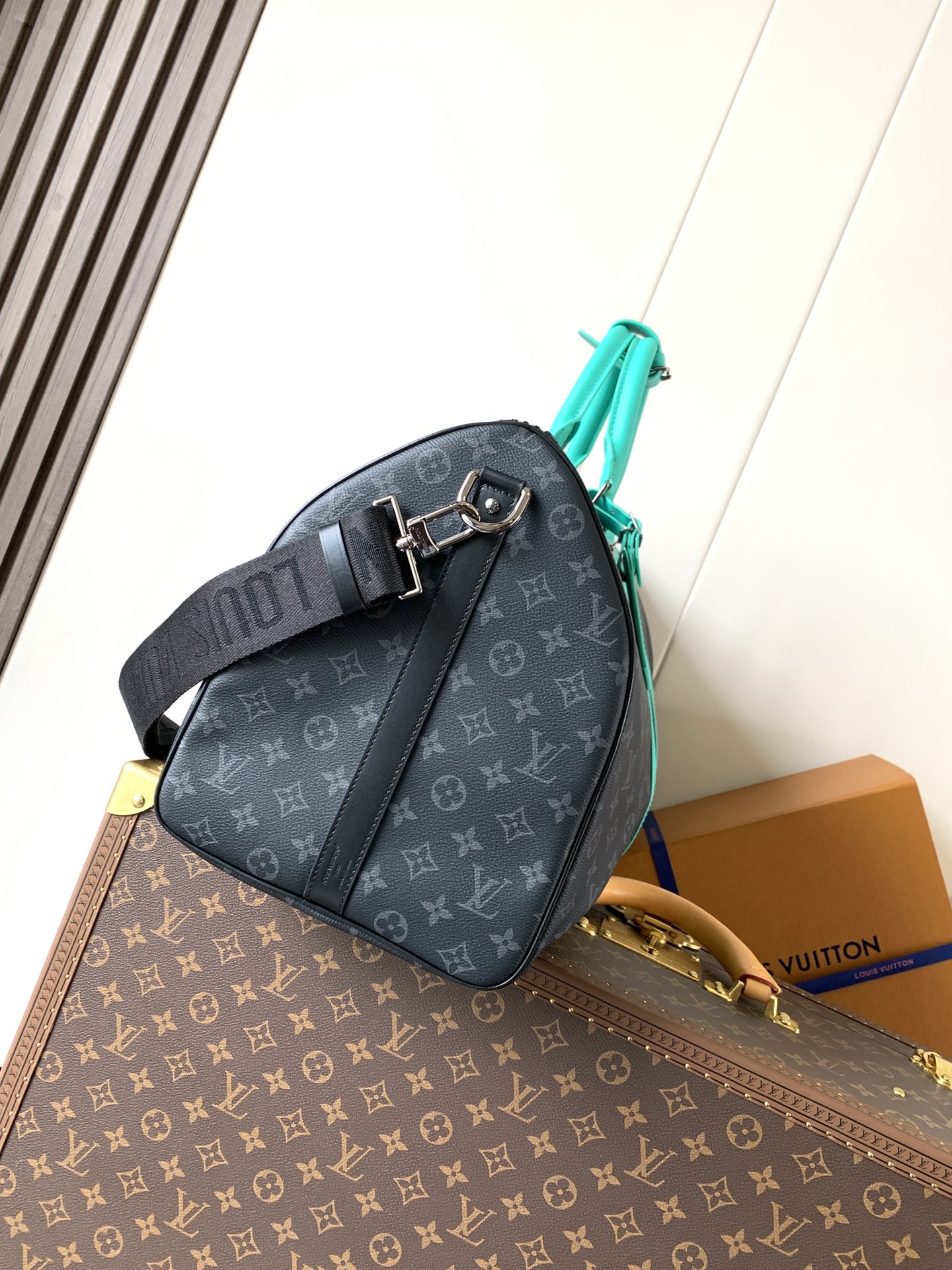 LV高仿Keepall 50旅行袋 黑Monogram亮綠飾邊 運動風大容量包款｜歐美奢侈品精品推薦