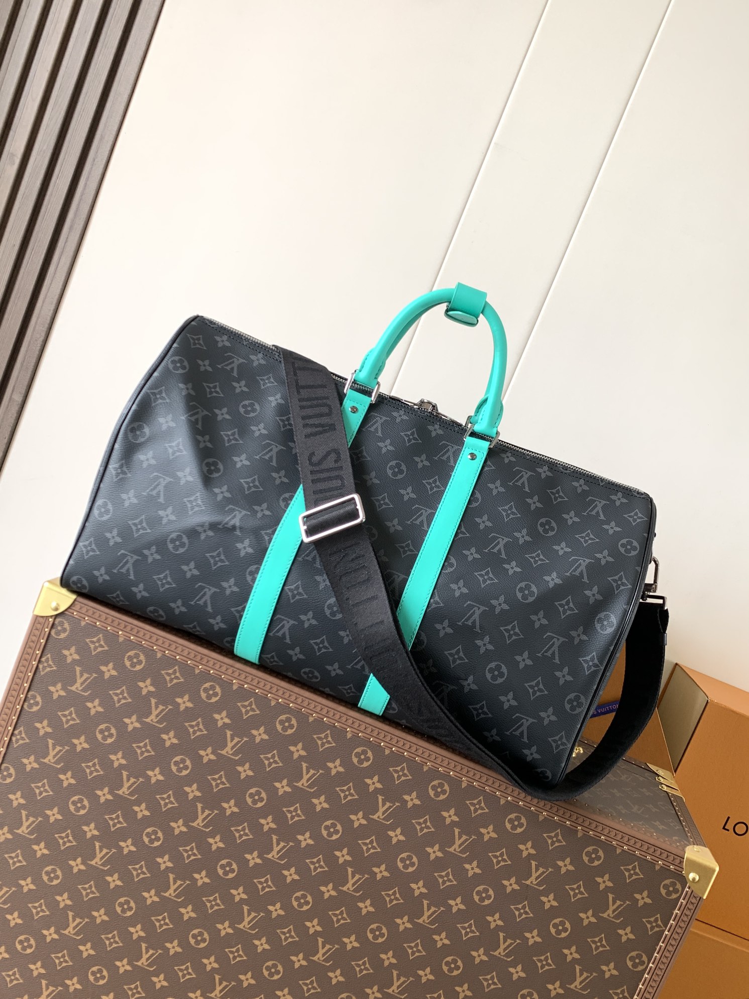 LV高仿Keepall 50旅行袋 黑Monogram亮綠飾邊 運動風大容量包款｜歐美奢侈品精品推薦