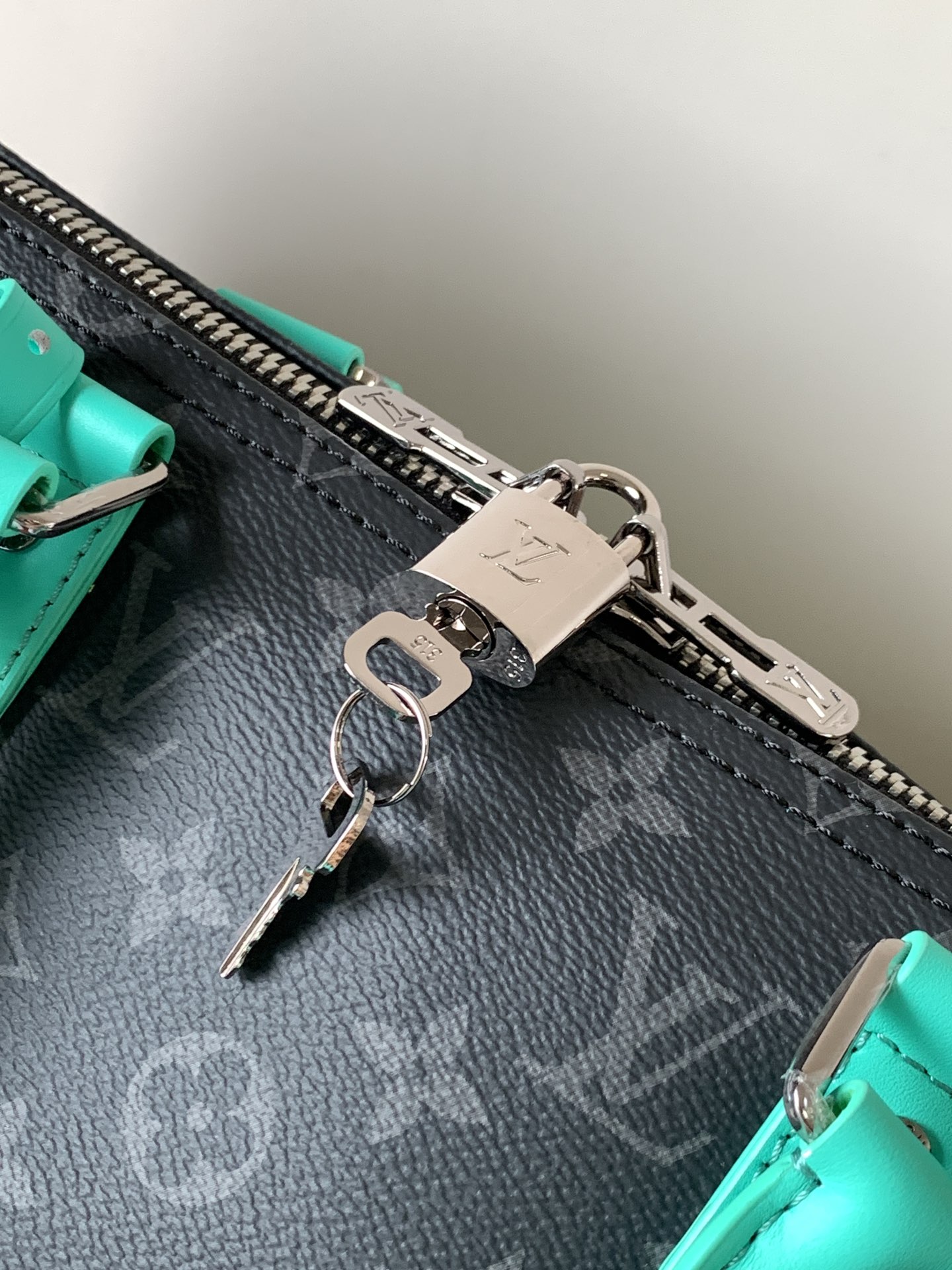 LV高仿Keepall 50旅行袋 黑Monogram亮綠飾邊 運動風大容量包款｜歐美奢侈品精品推薦