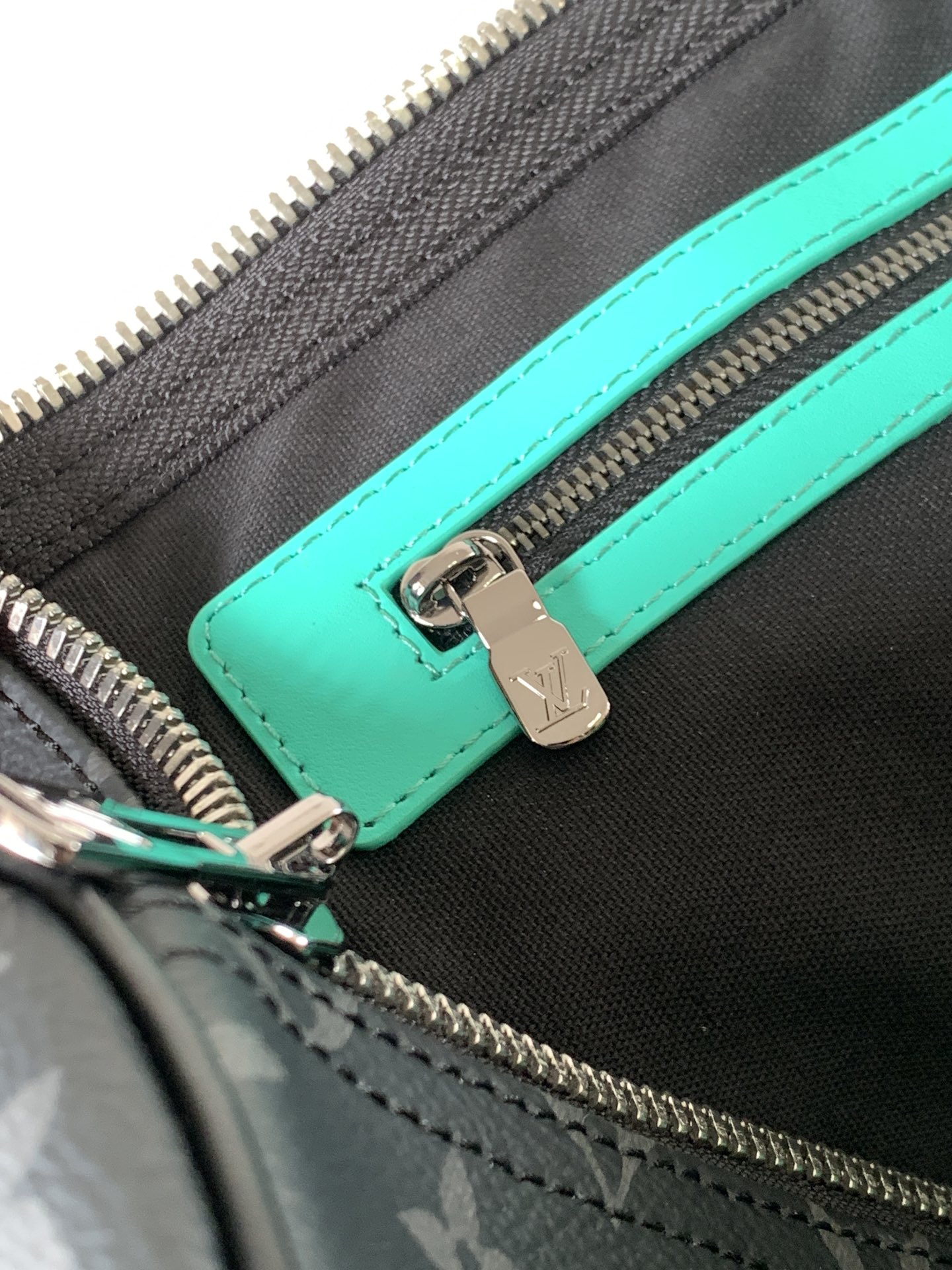 LV高仿Keepall 50旅行袋 黑Monogram亮綠飾邊 運動風大容量包款｜歐美奢侈品精品推薦