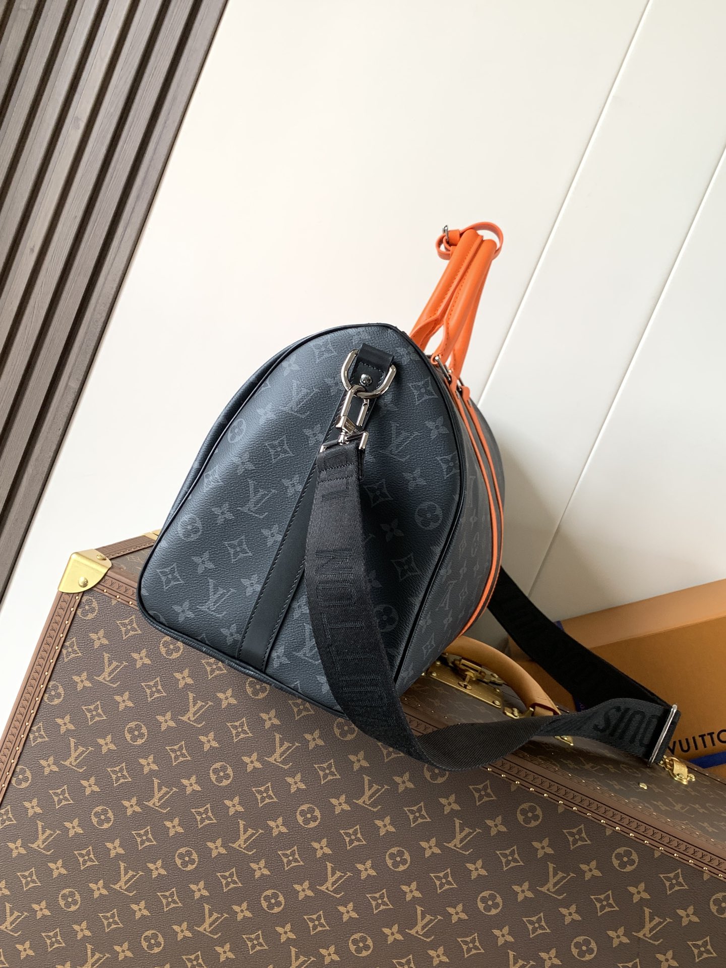 LV高仿Keepall旅行袋 黑灰Monogram橘邊 大容量輕奢男包｜歐美奢侈品精品推薦