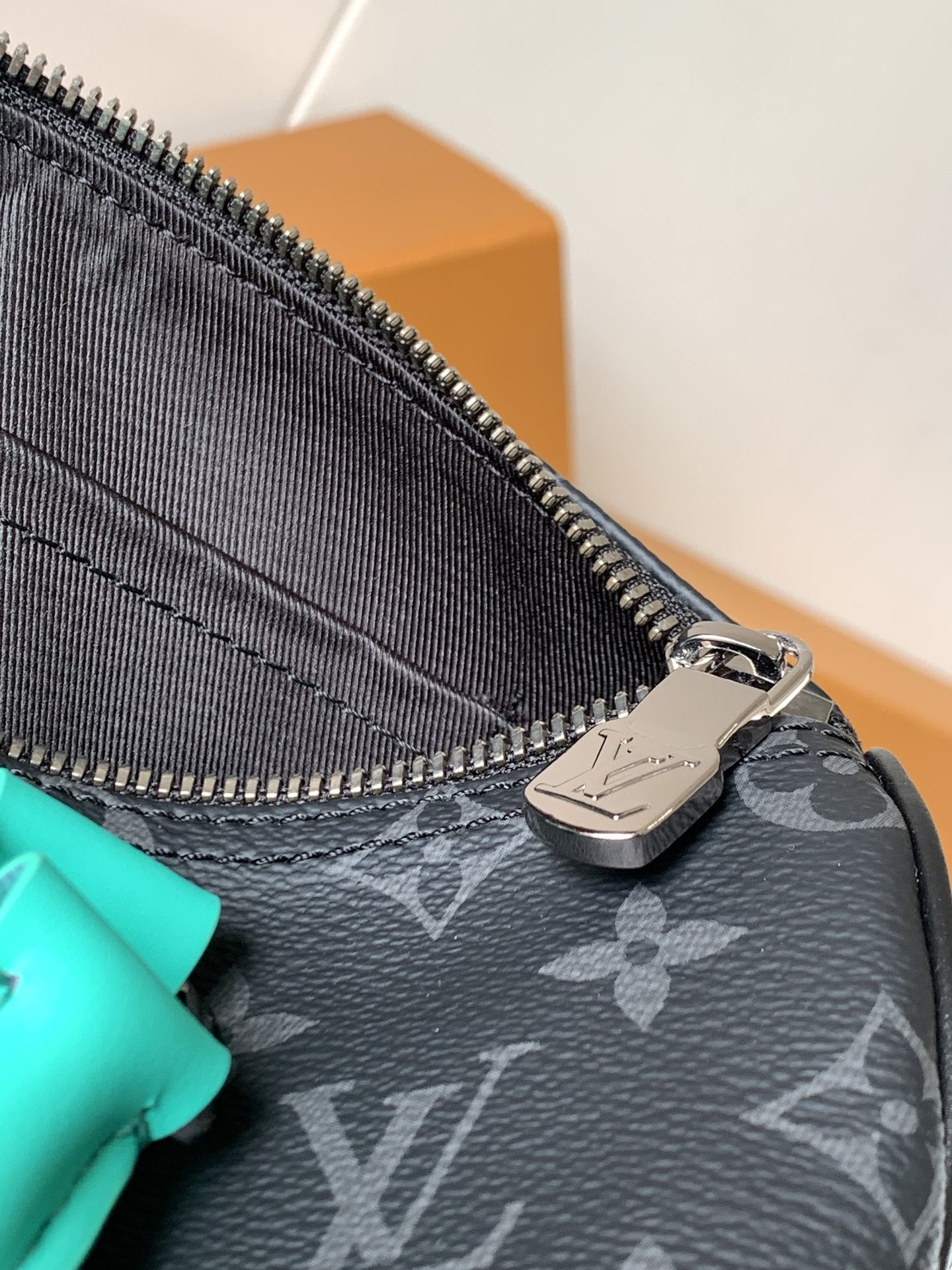 LV高仿Nano Keepall手袋 黑灰配綠潮流款 小巧迷你斜背包｜歐美奢侈品精品推薦