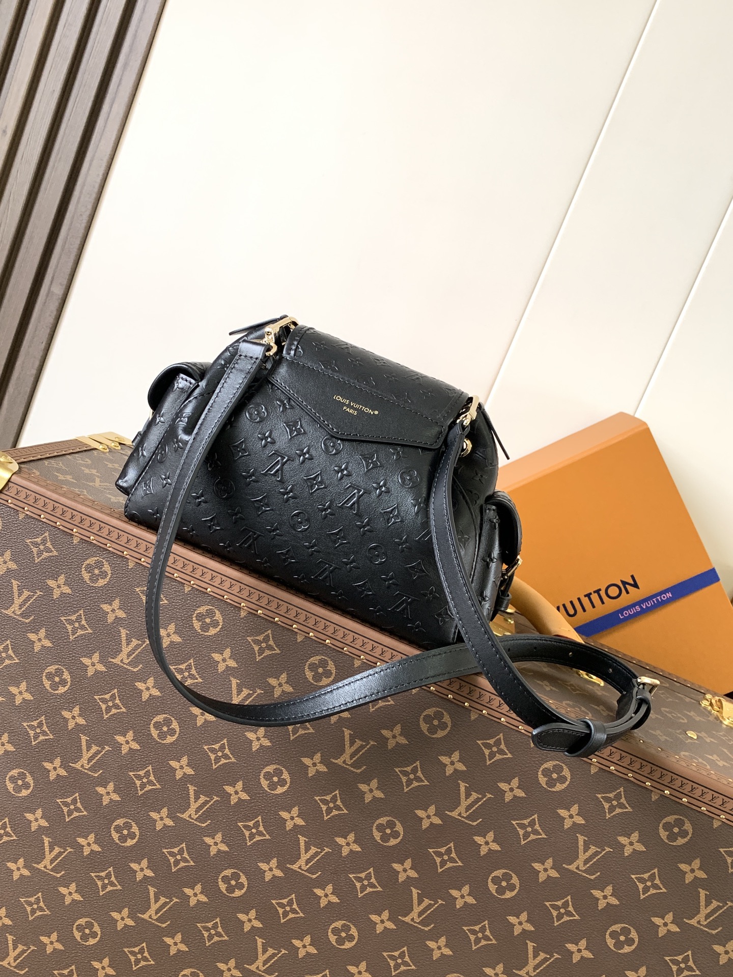 LV高仿 黑色NeoNoe BB水桶包 壓紋皮革鏈帶款 小巧實用質感升級｜歐美奢侈品精品推薦