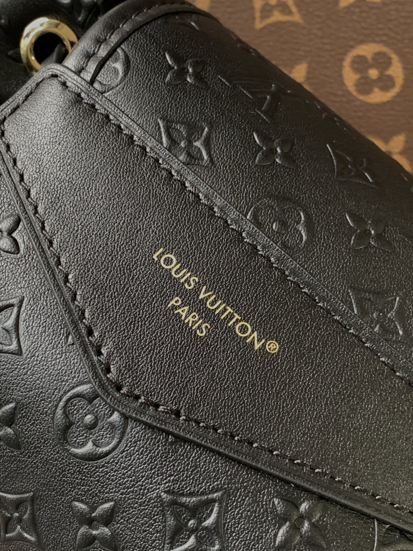 LV高仿 黑色NeoNoe BB水桶包 壓紋皮革鏈帶款 小巧實用質感升級｜歐美奢侈品精品推薦