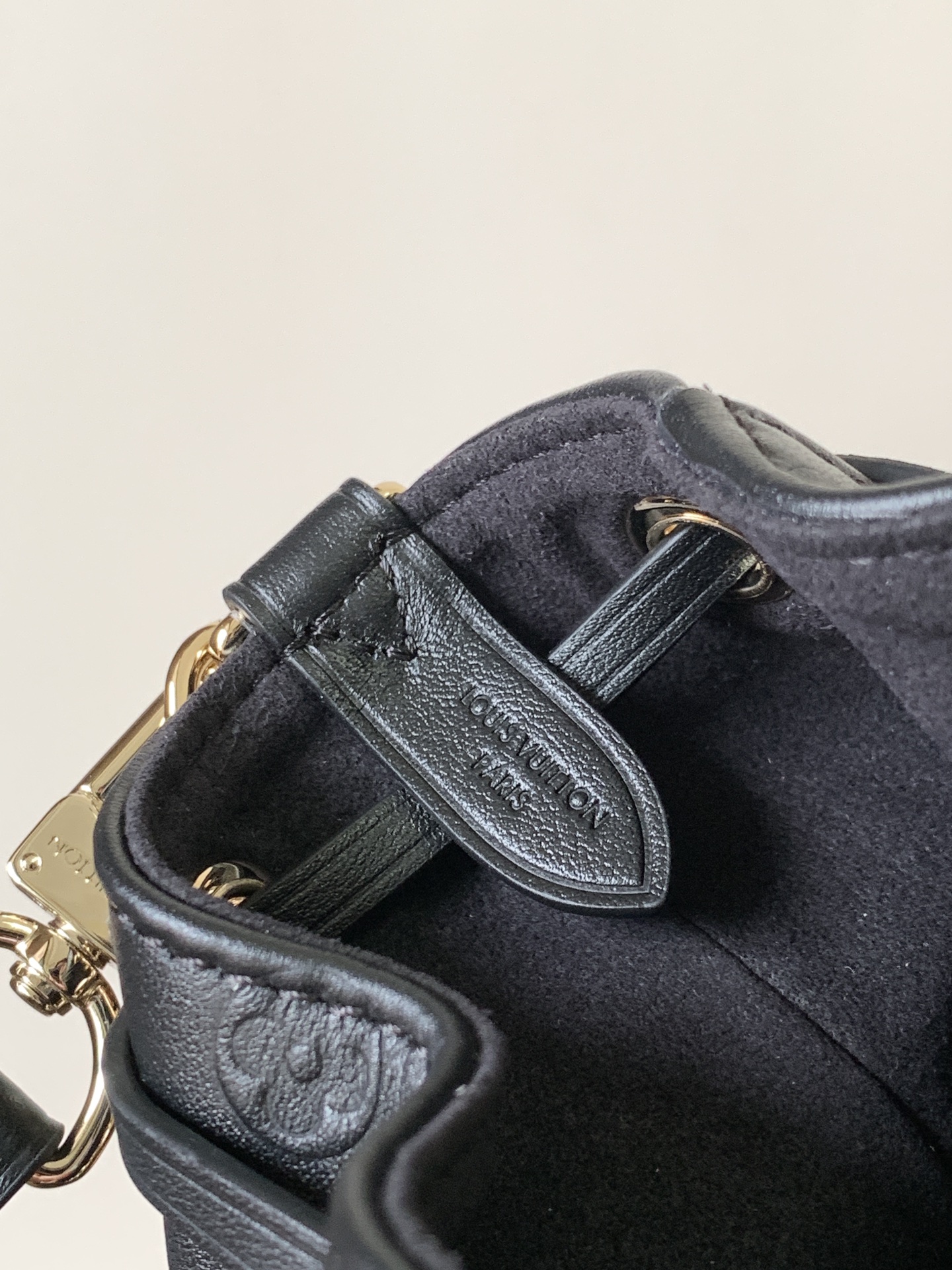 LV高仿 黑色NeoNoe BB水桶包 壓紋皮革鏈帶款 小巧實用質感升級｜歐美奢侈品精品推薦