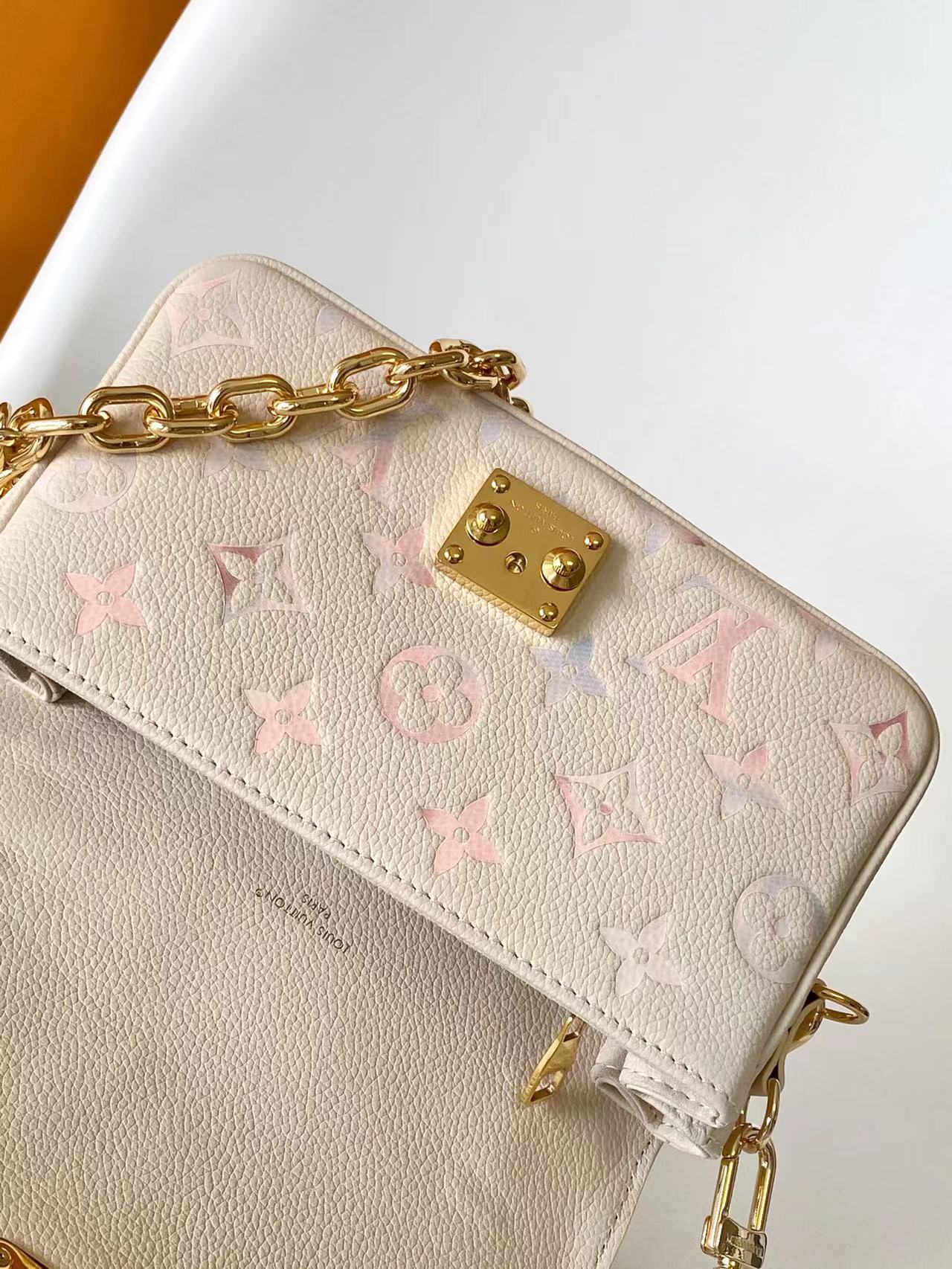 LV高仿柔粉鎖頭鏈條包 Pastel Monogram 甜美氣質設計款｜歐美奢侈品精品推薦