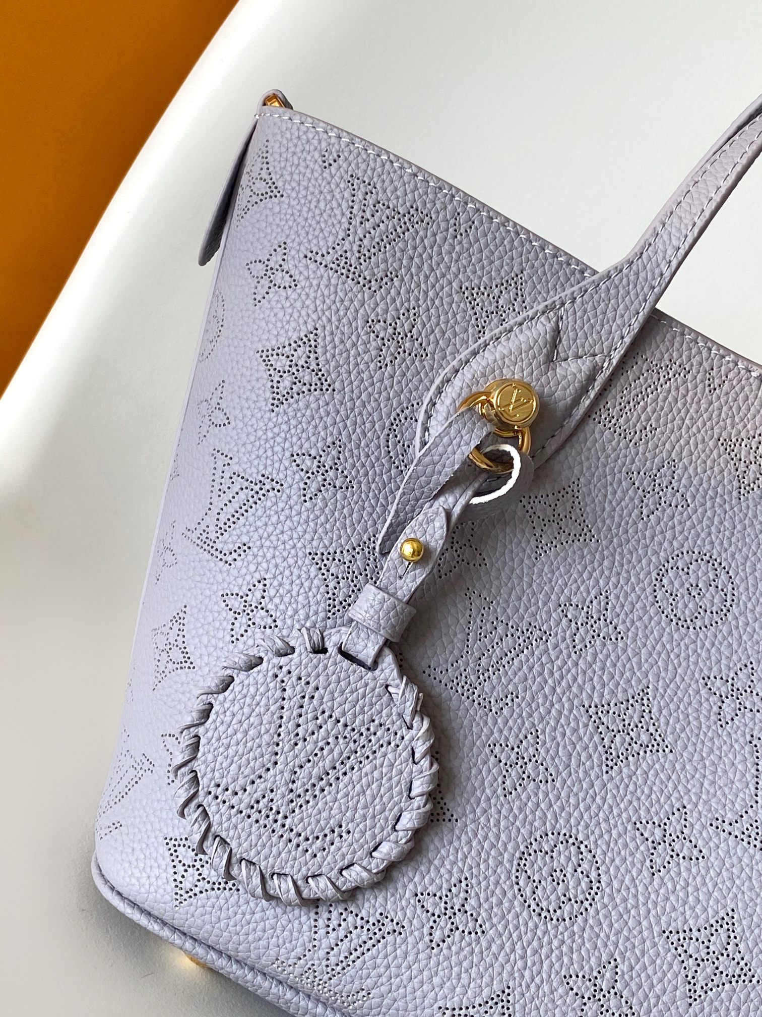 LV高仿淺紫Monogram托特包 Empreinte立體壓紋附小包吊飾｜歐美奢侈品精品推薦