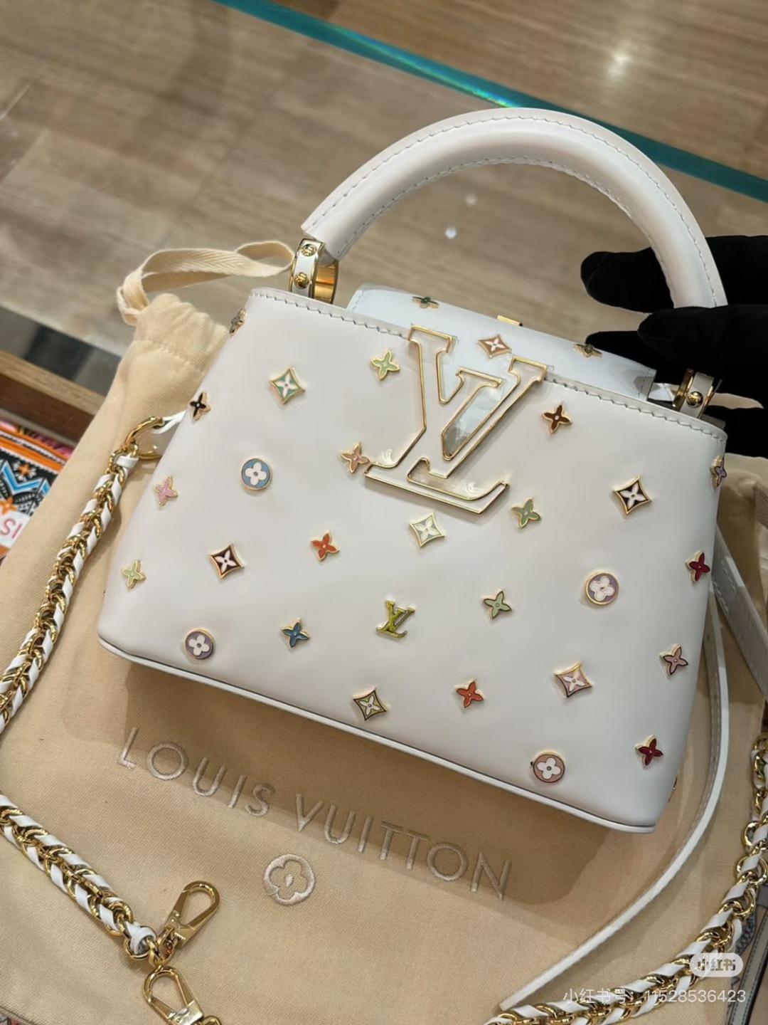LV高仿Capucines Mini白色手提包 彩色Monogram金屬飾標款｜歐美奢侈品精品推薦