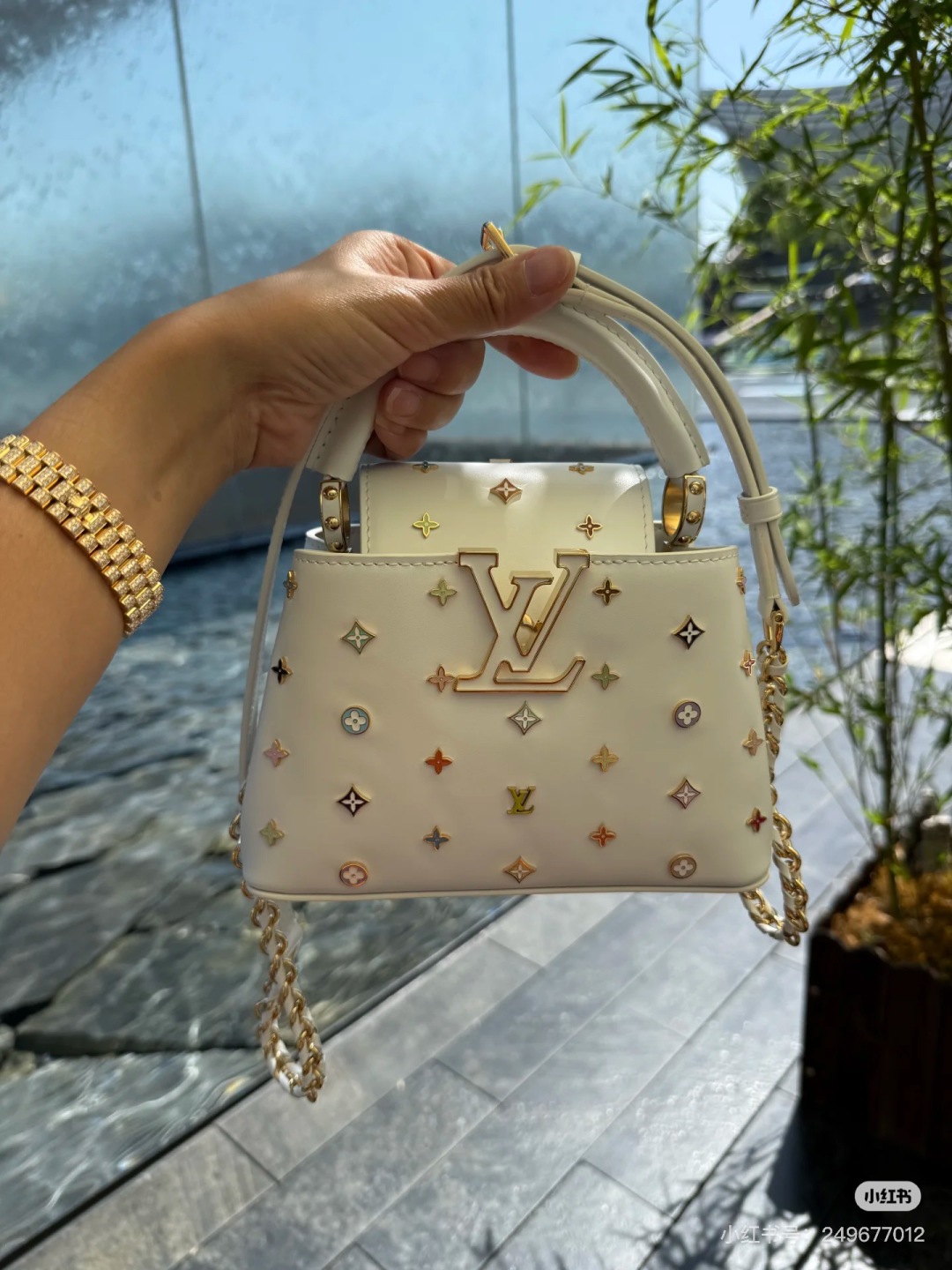 LV高仿Capucines Mini白色手提包 彩色Monogram金屬飾標款｜歐美奢侈品精品推薦