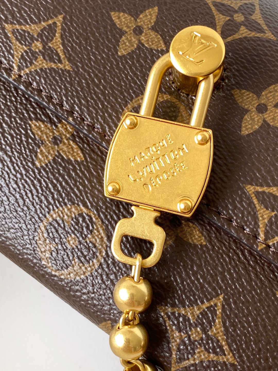 LV高仿女士鎖扣斜背包Monogram金扣時尚百搭款｜歐美奢侈品精品推薦