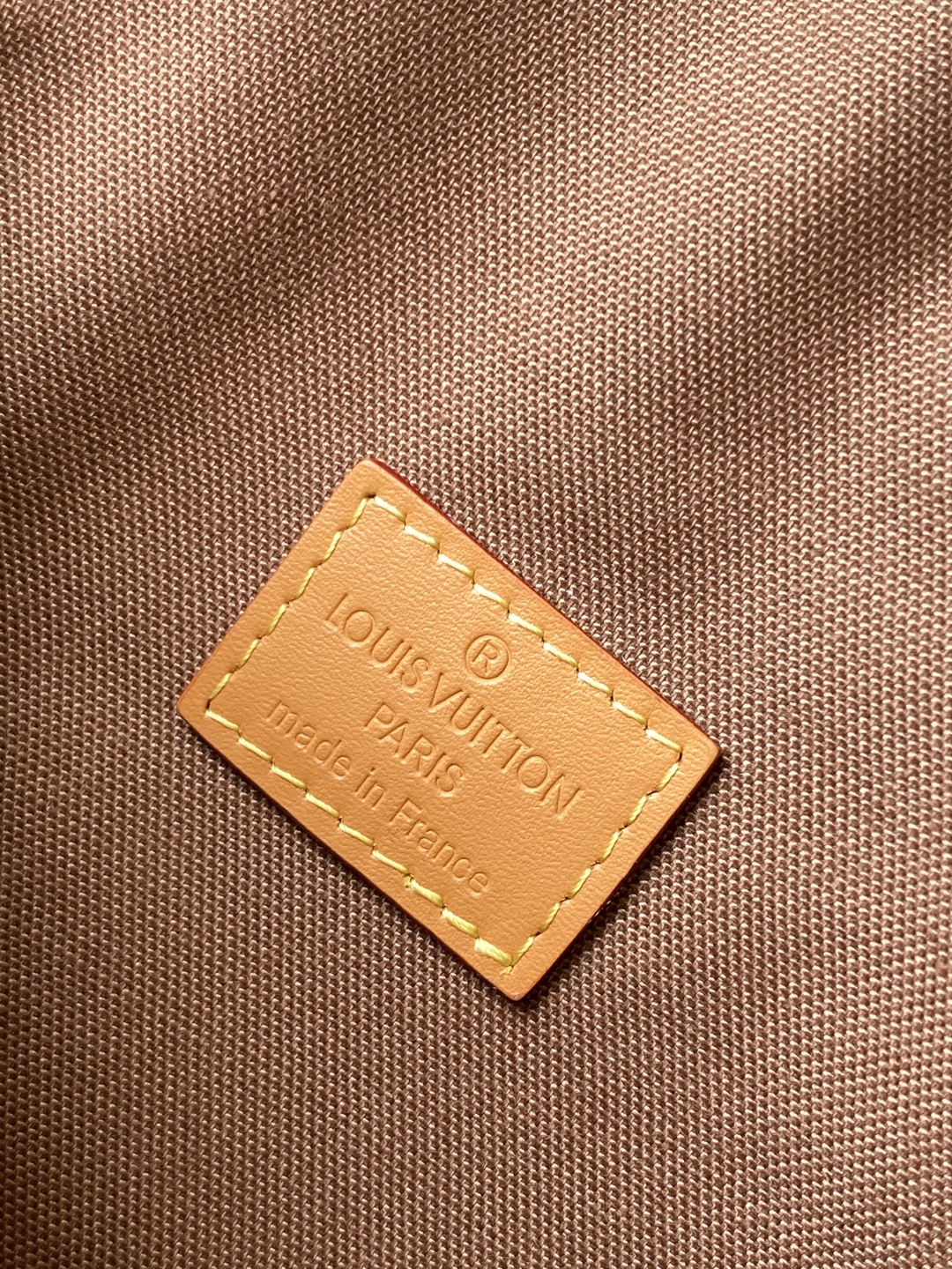 LV高仿女士鎖扣斜背包Monogram金扣時尚百搭款｜歐美奢侈品精品推薦