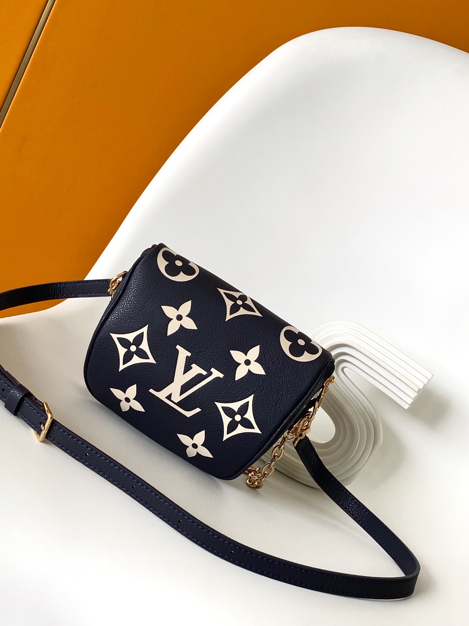 LV A貨女士大Logo相機包深藍色金鏈百搭款｜歐美奢侈品精品推薦