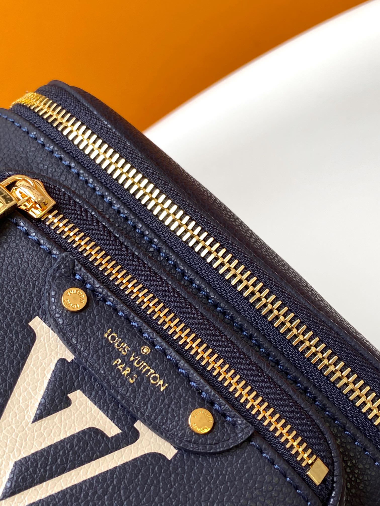 LV A貨女士大Logo相機包深藍色金鏈百搭款｜歐美奢侈品精品推薦
