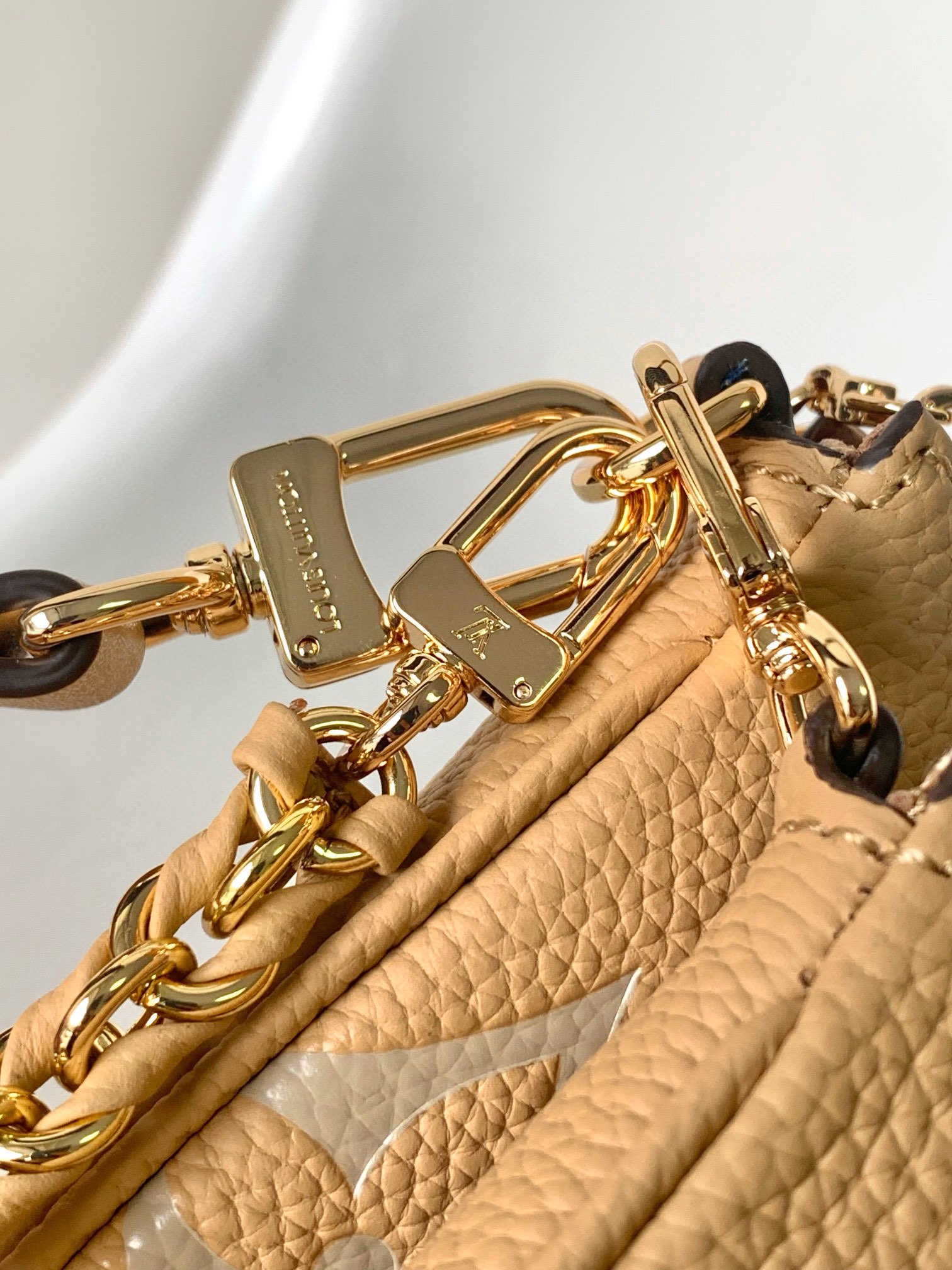 LV A貨女士大Logo鏈條包卡其色金鏈百搭款｜歐美奢侈品精品推薦