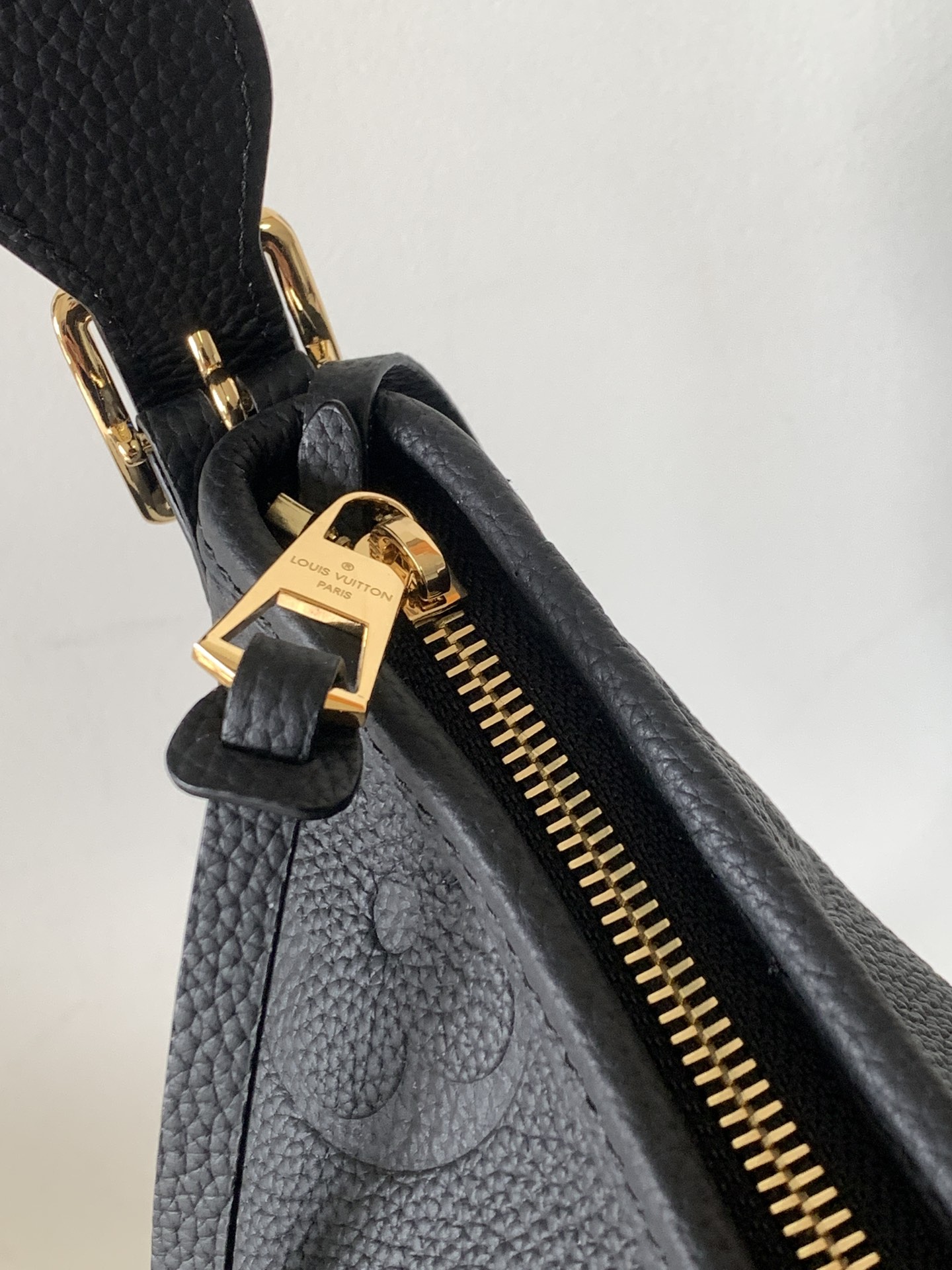 LV高仿女士單肩包Monogram壓紋黑色典雅款｜歐美奢侈品精品推薦