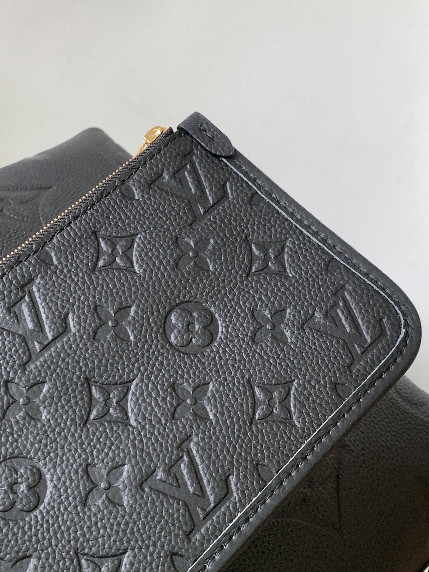LV高仿女士單肩包Monogram壓紋黑色典雅款｜歐美奢侈品精品推薦
