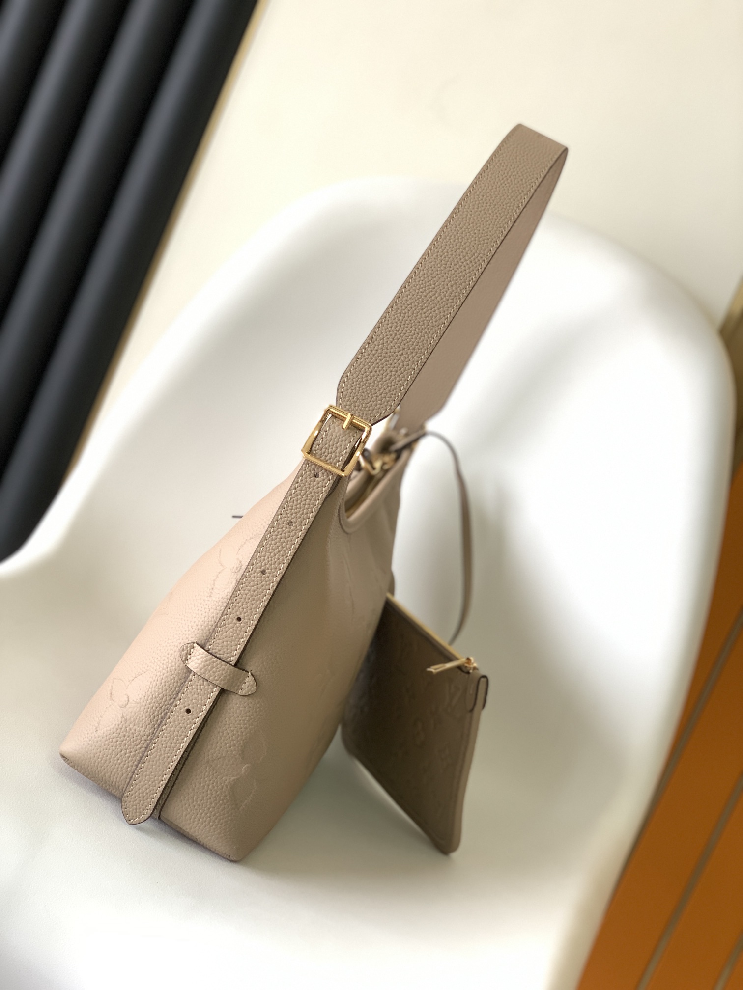 LV高仿女士單肩包奶茶色Monogram壓紋百搭款｜歐美奢侈品精品推薦