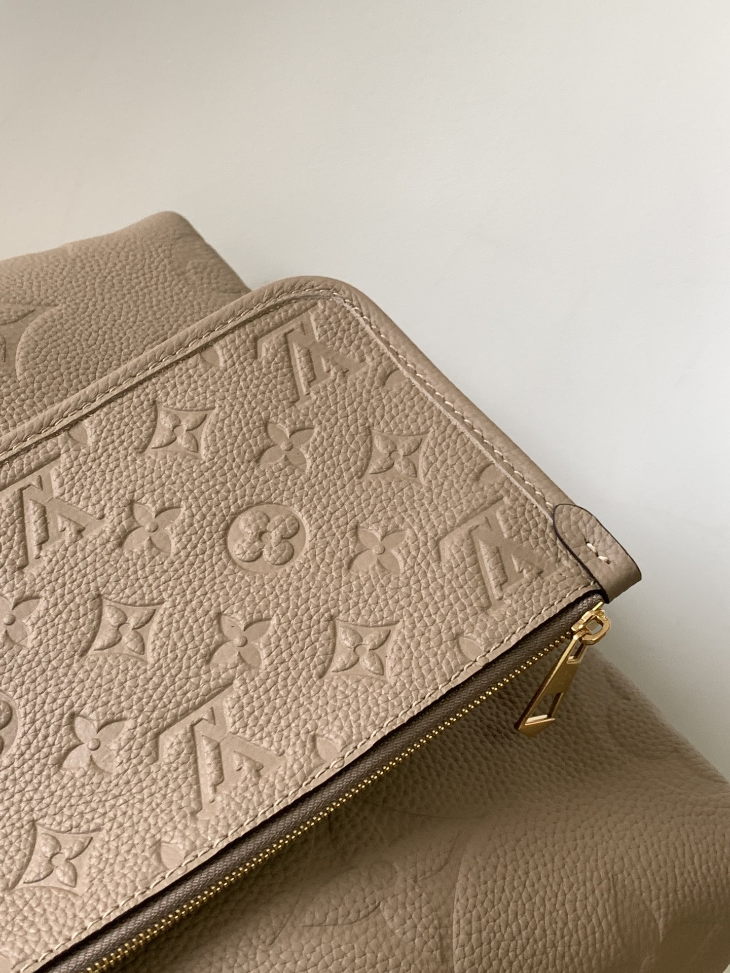 LV高仿女士單肩包奶茶色Monogram壓紋百搭款｜歐美奢侈品精品推薦