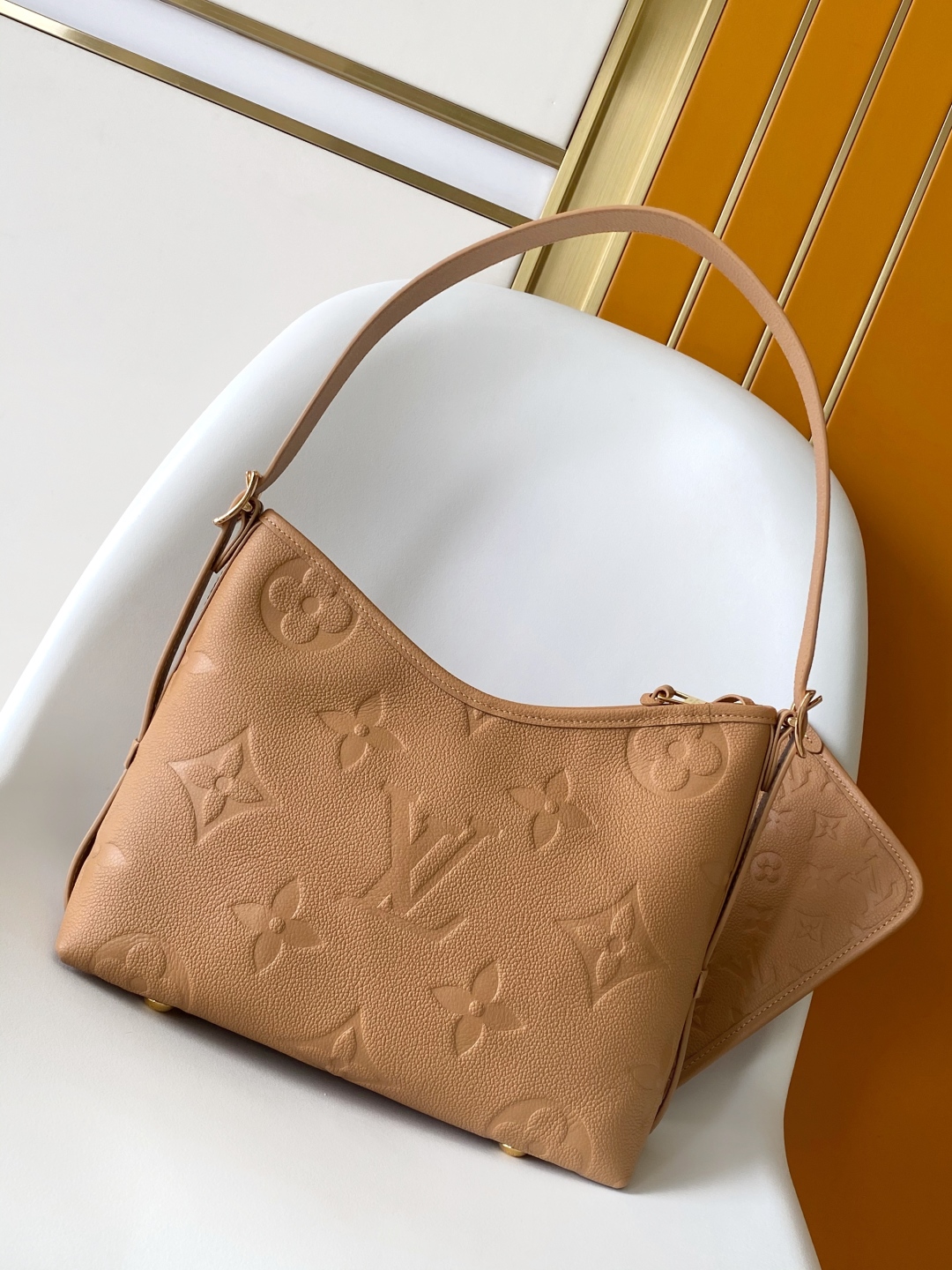 LV一比一女士單肩包淺駝色Monogram壓紋百搭款｜歐美奢侈品精品推薦