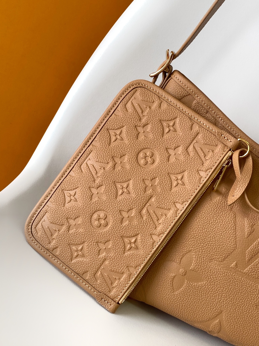 LV一比一女士單肩包淺駝色Monogram壓紋百搭款｜歐美奢侈品精品推薦