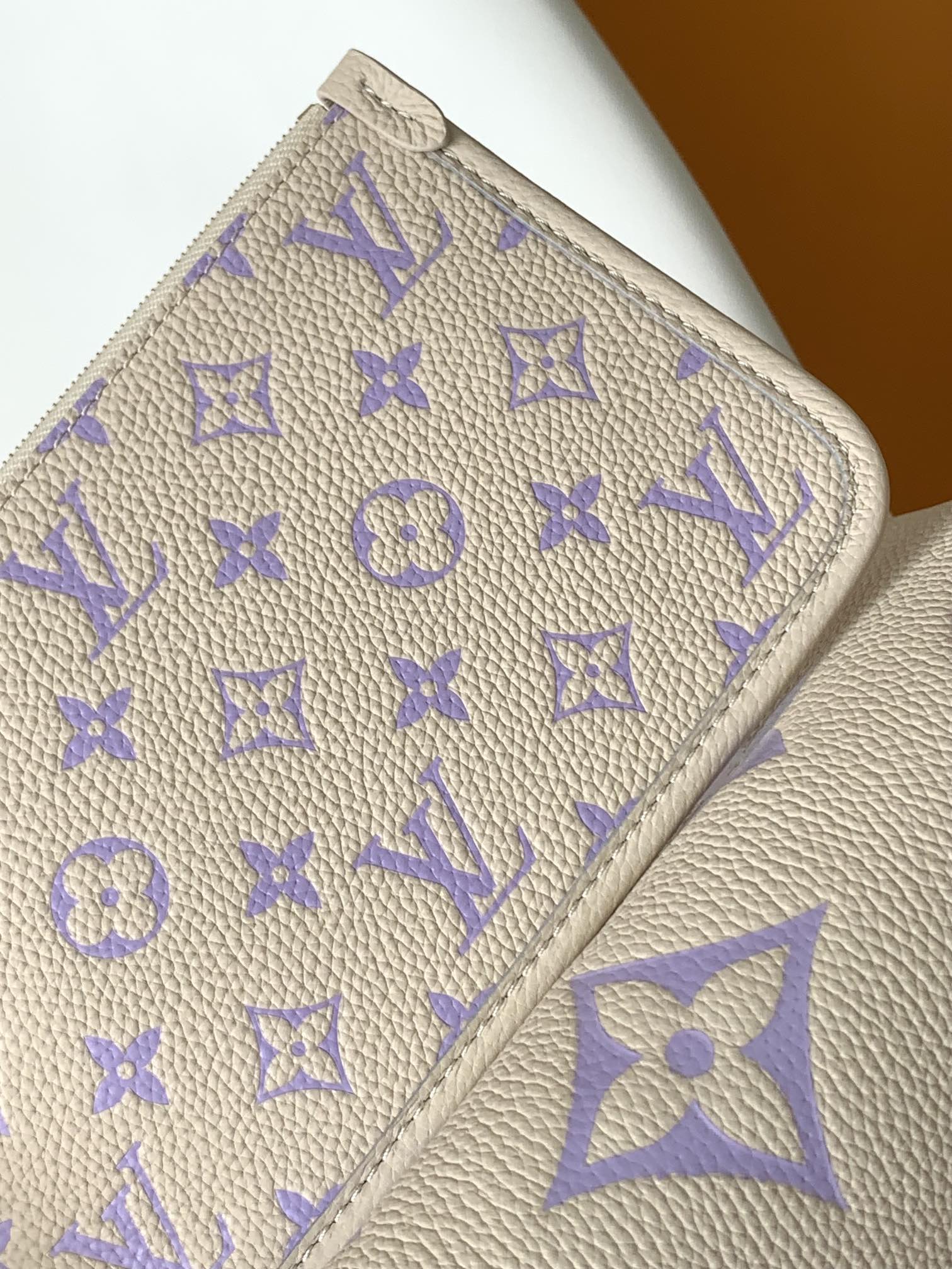 LV高仿女士單肩包紫花紋米色Monogram清新款｜歐美奢侈品精品推薦