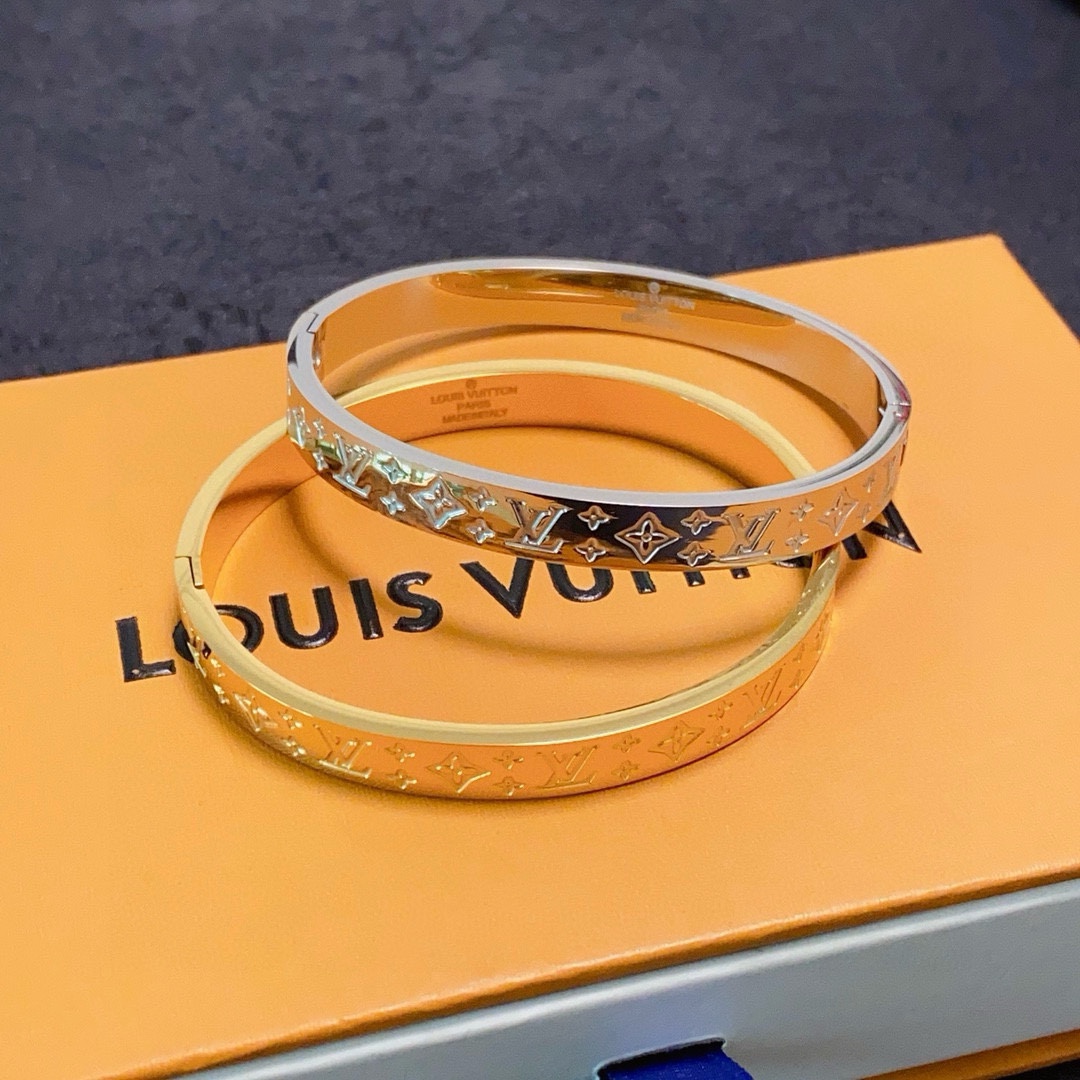 LV高仿男女款手鐲金色Monogram浮雕設計時尚款｜歐美奢侈品精品推薦