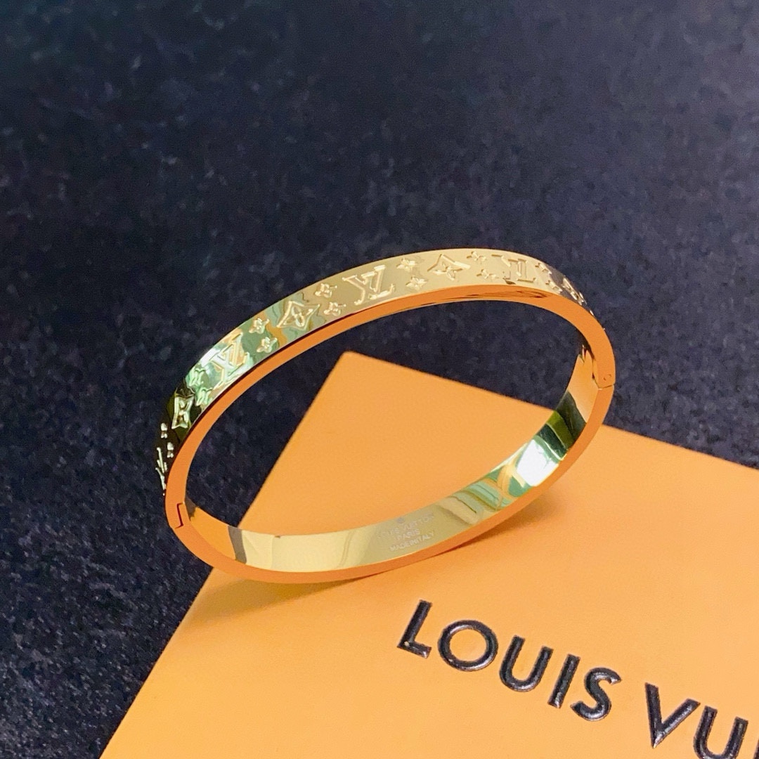 LV高仿男女款手鐲金色Monogram浮雕設計時尚款｜歐美奢侈品精品推薦