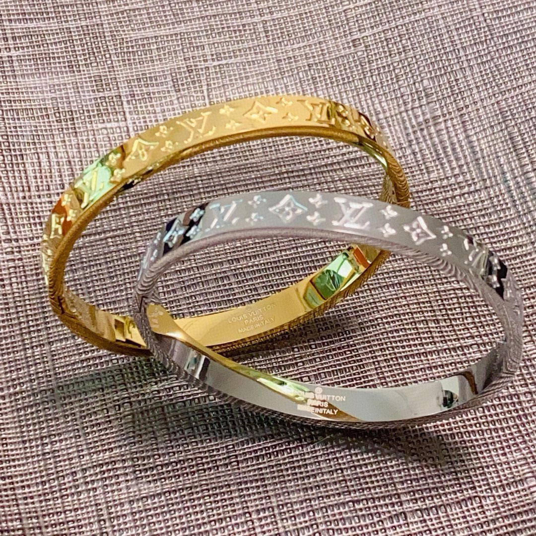 LV高仿男女款手鐲金色Monogram浮雕設計時尚款｜歐美奢侈品精品推薦